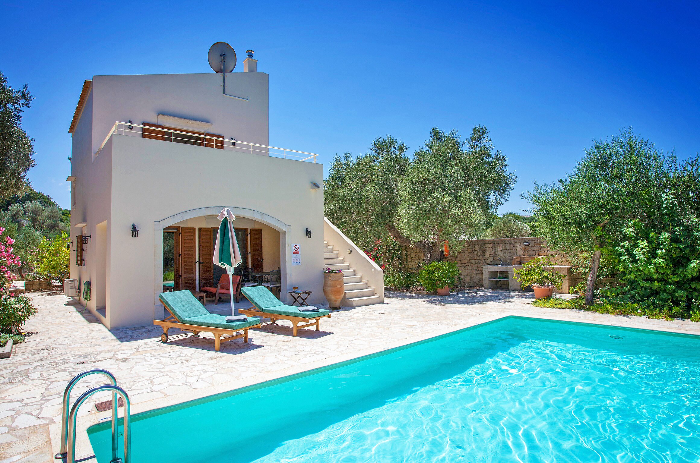 Main facade and swimming pool of Rural Villa,Private pool,Near Tavern,ideal for couples
