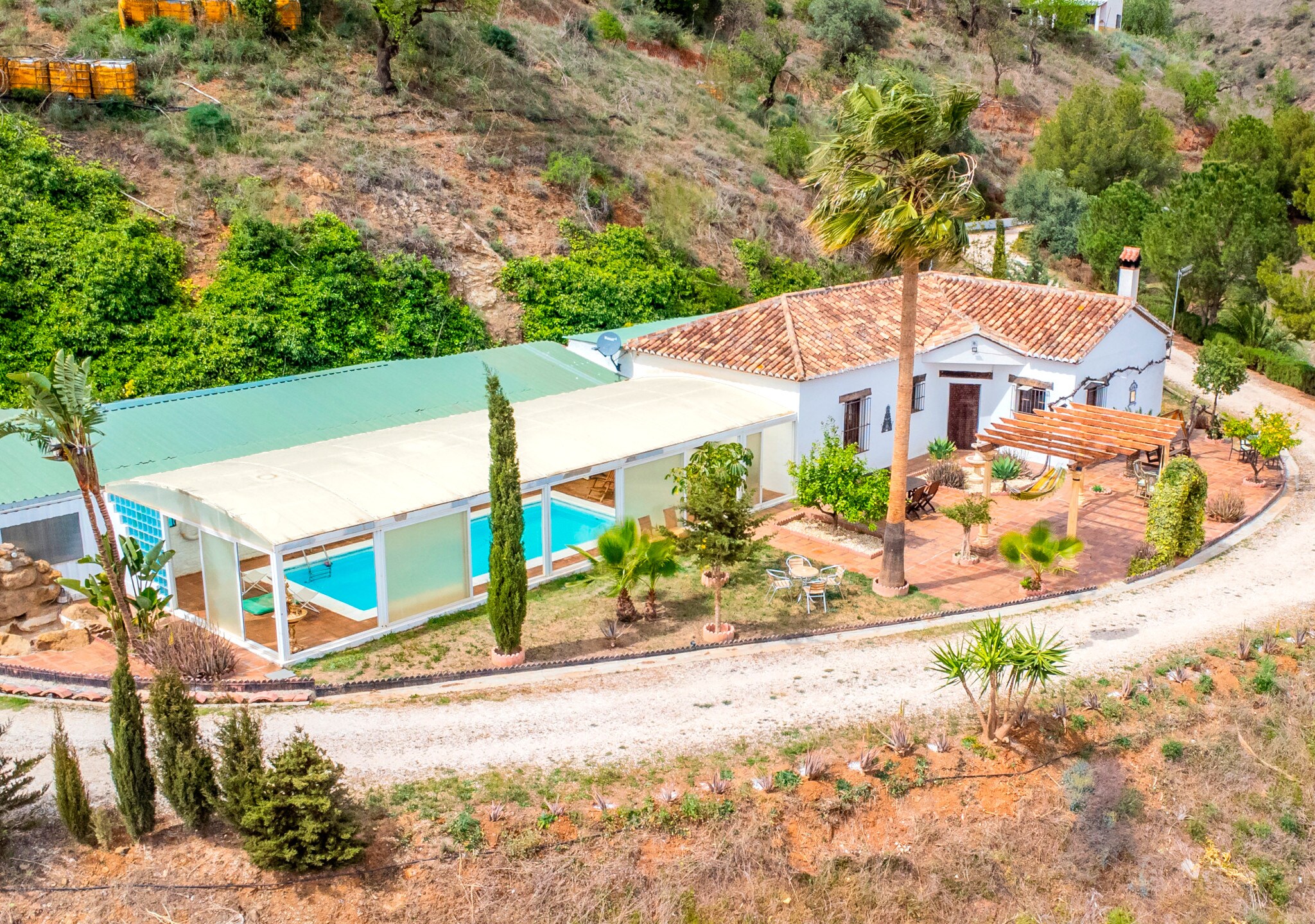 Rural lodging oriented to families. With indoor swimming pool and high privacy.