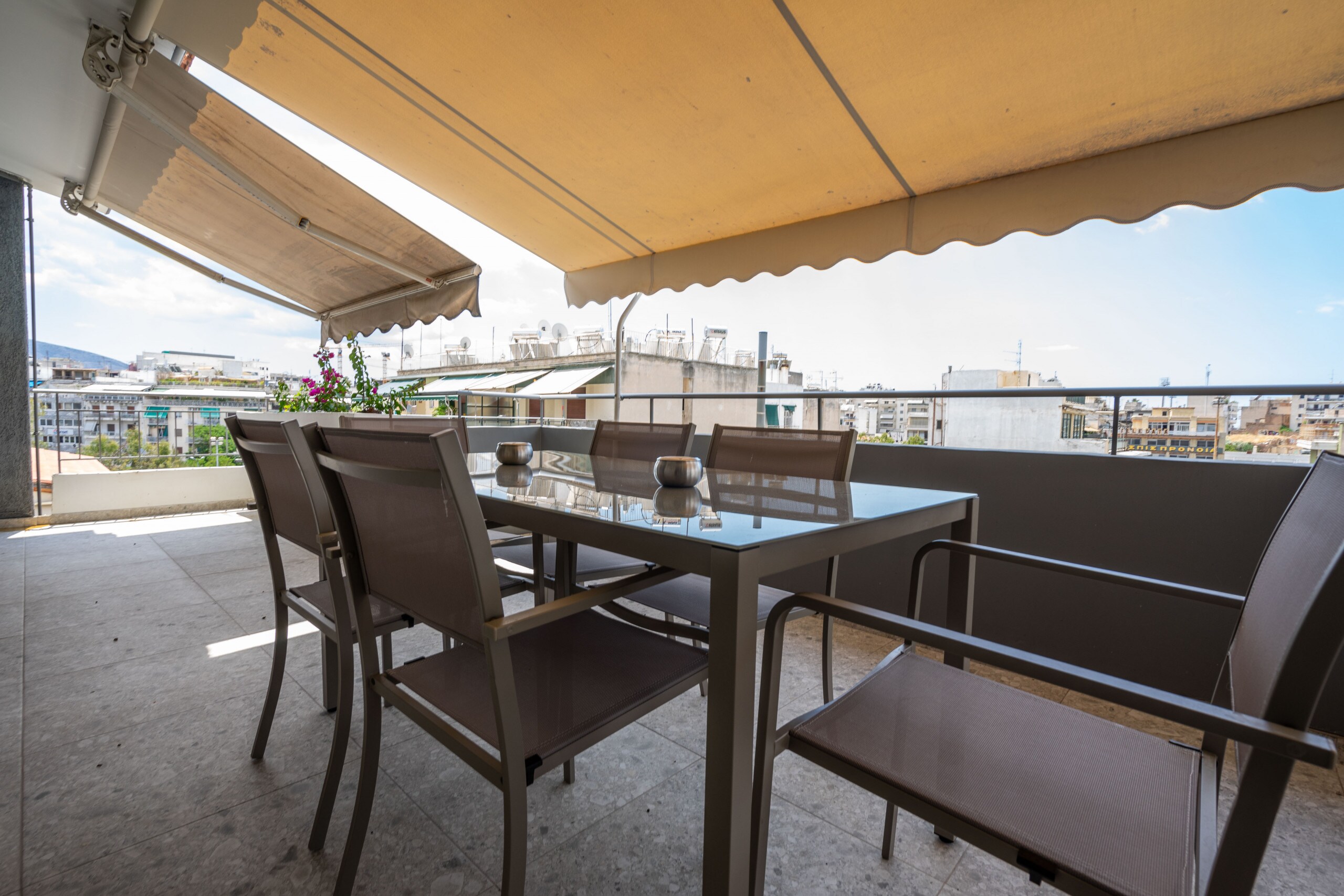 There is a big terrace to savour drinks and meals al fresco, while enjoying the city views and the light breeze.