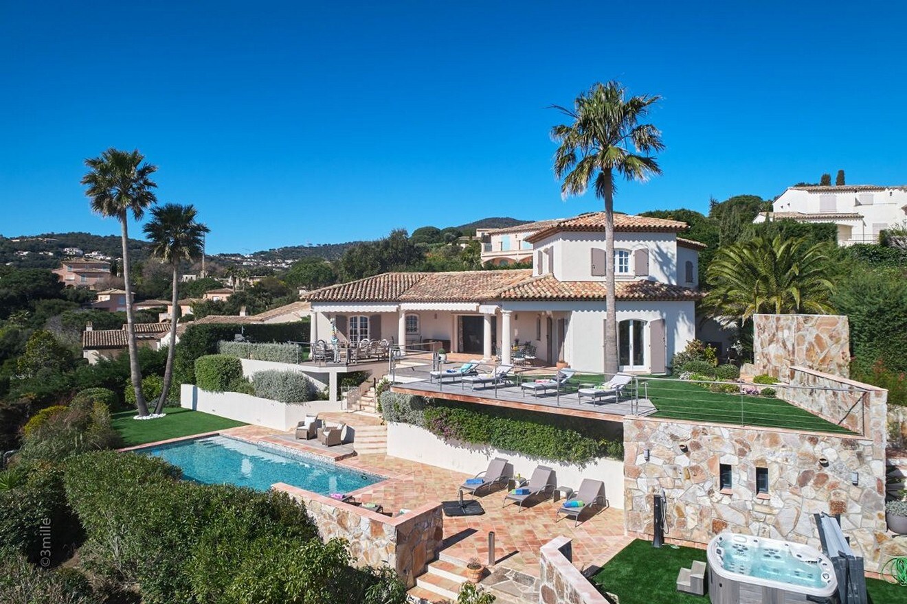 Property Image 1 - 4 bedroom family villa with sea view, pool and jacuzzi 200 m from the beach in Ste Maxime