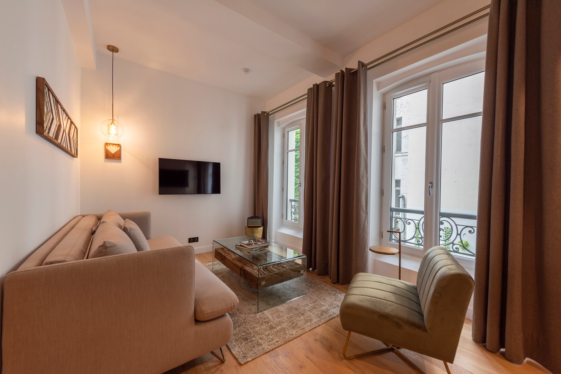 Property Image 1 - First floor flat with high ceilings near the Champs-Elysees