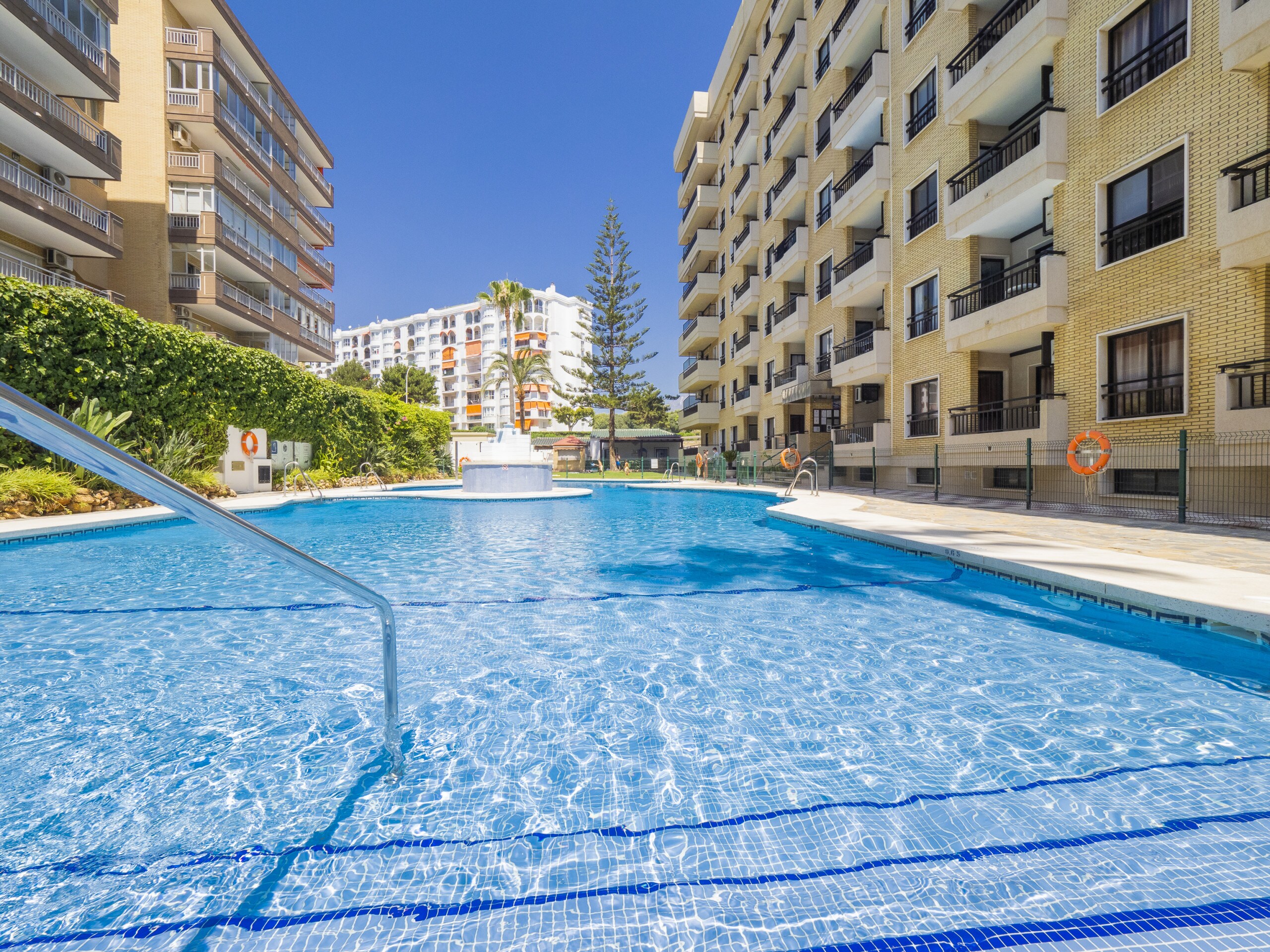 Enjoy the pool of this apartment in Fuengirola
