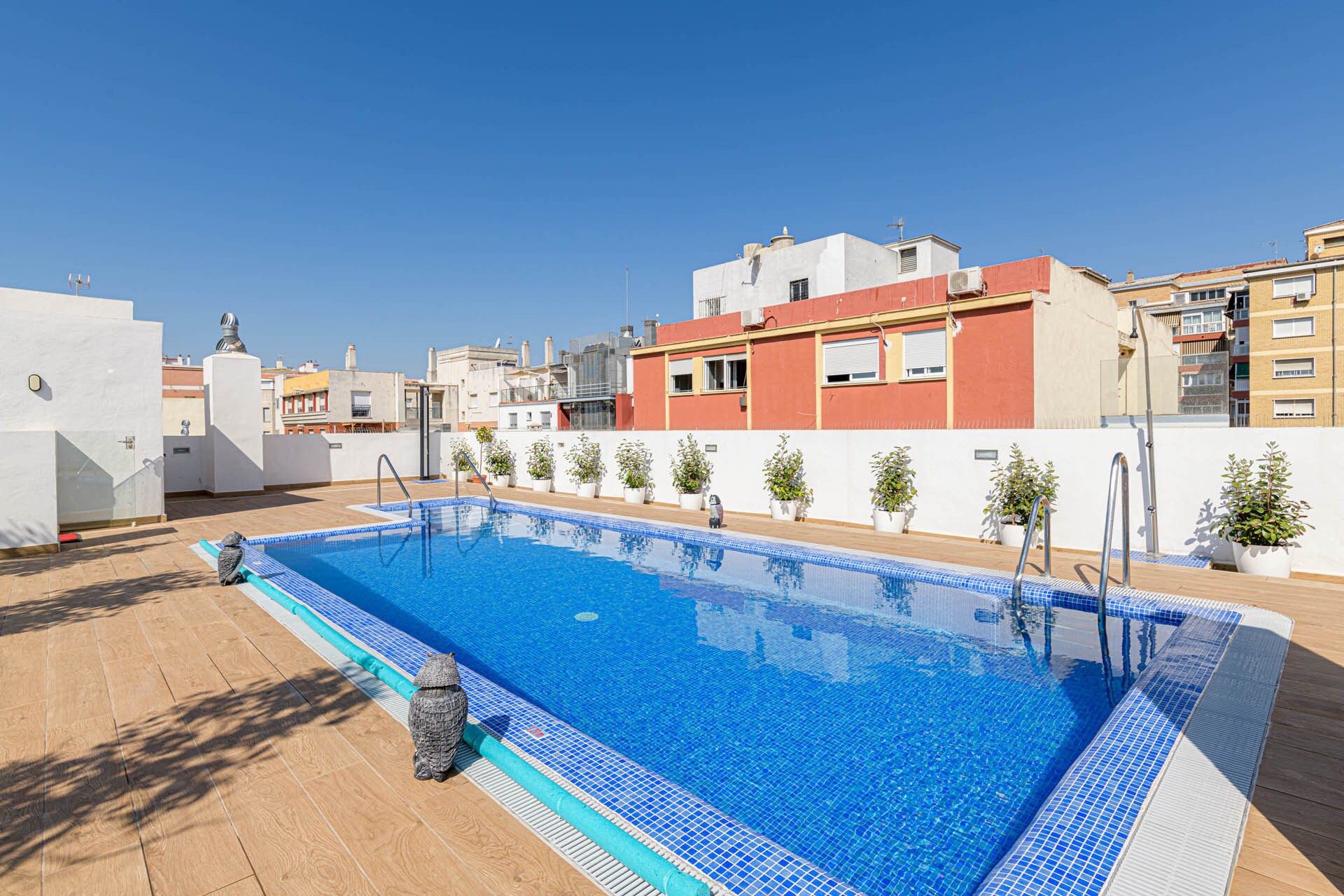 Property Image 2 - Stylish Apartment with Communal Rooftop Swimming Pool