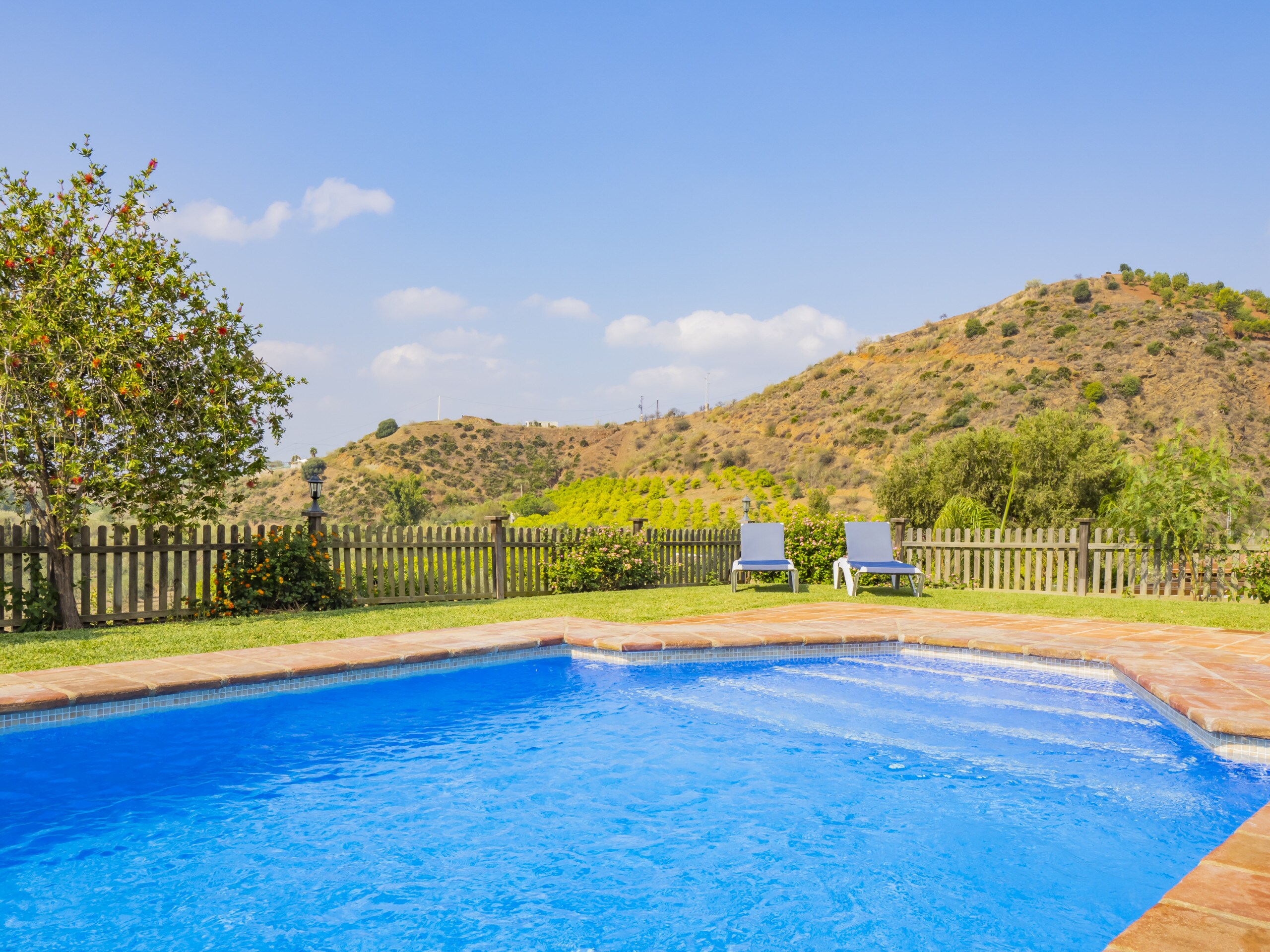 Enjoy the pool of this rural house in Pizarra