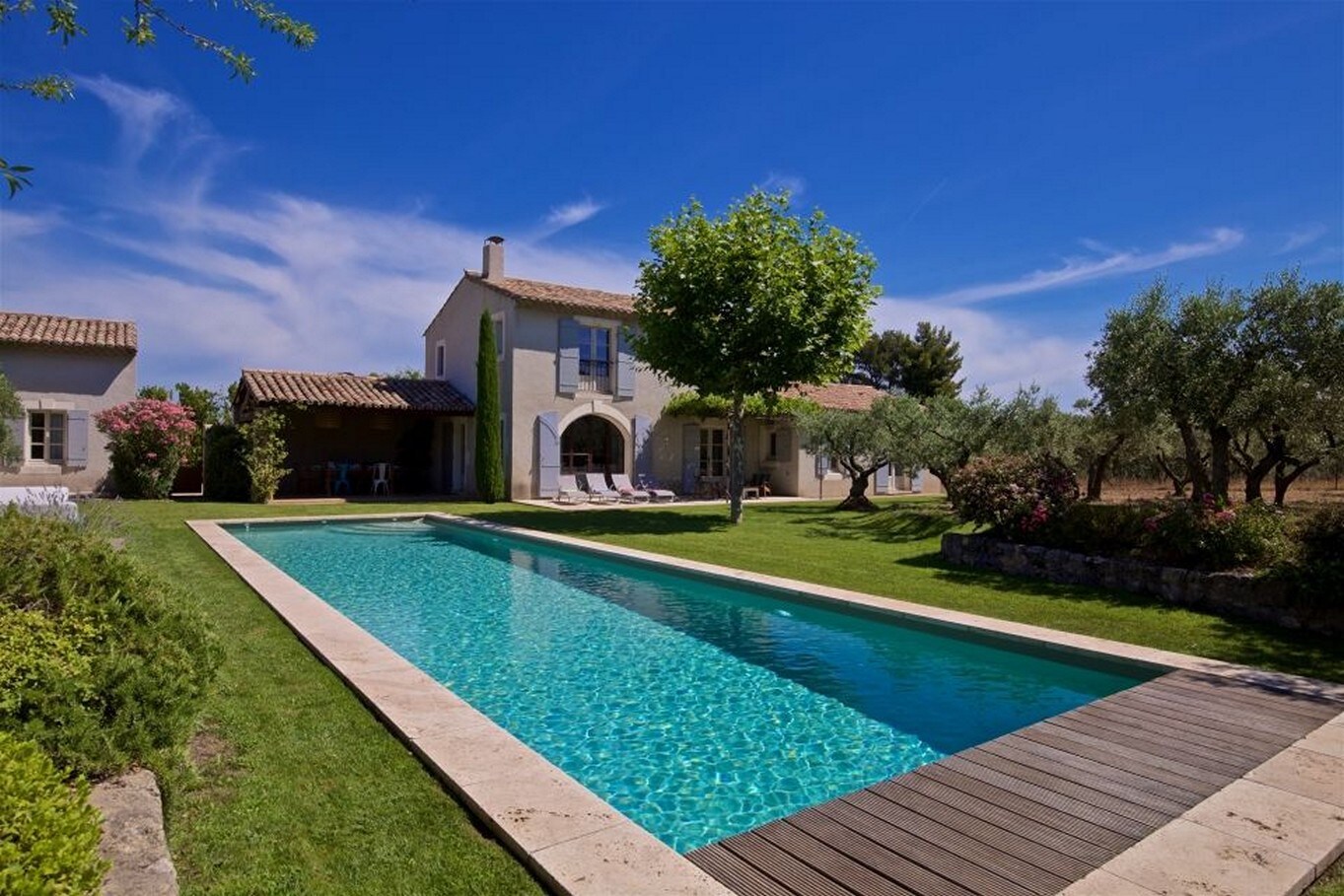 Property Image 1 - Newly built 5-bedroom property with heated pool within walking distance to Eygalieres