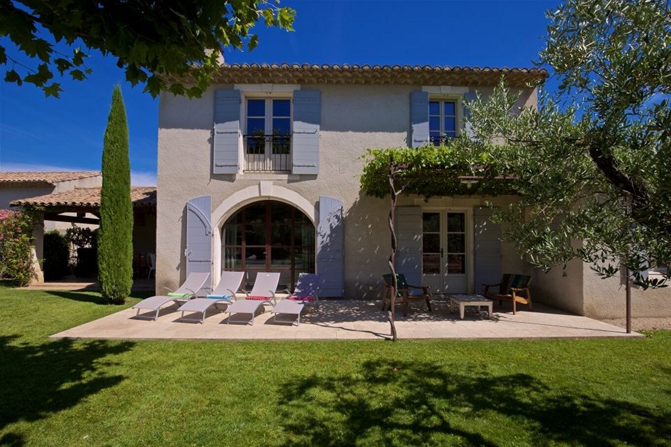 Property Image 2 - Newly built 5-bedroom property with heated pool within walking distance to Eygalieres
