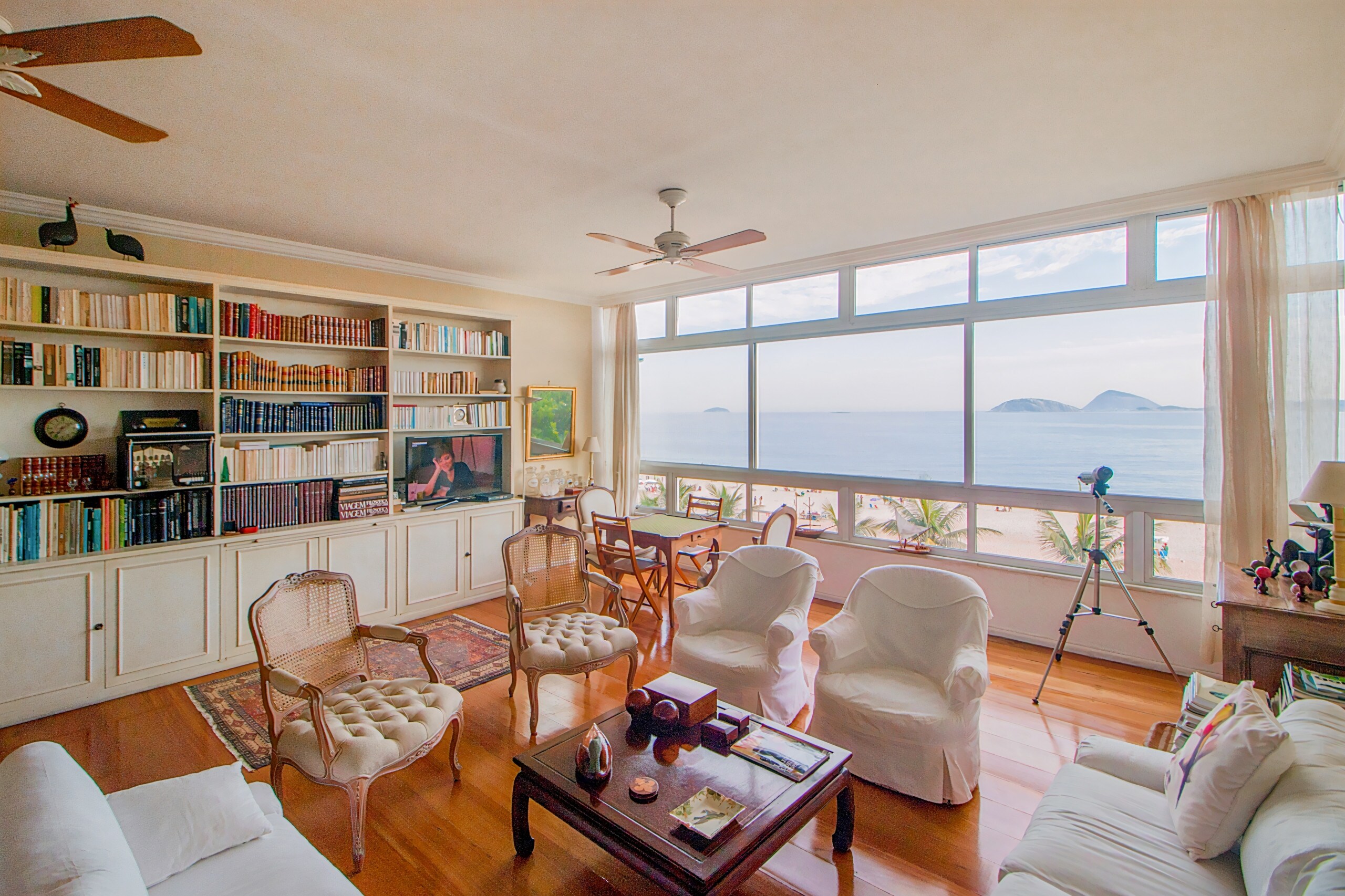 Property Image 1 - Charming Neat Apartment close to the Beach and Cafes