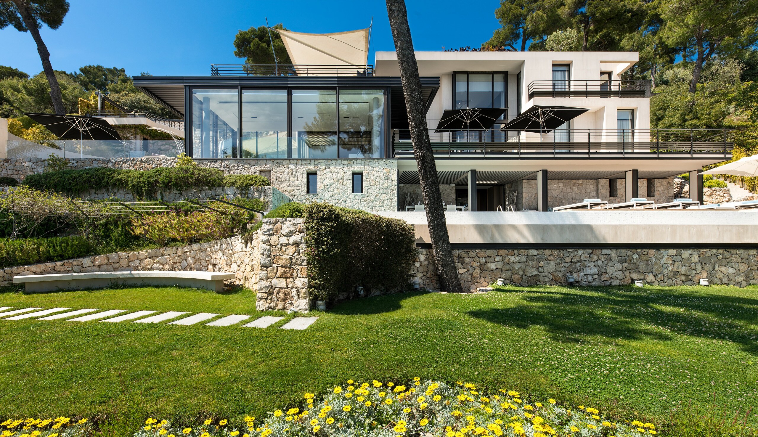 Property Image 2 - New fully staffed and serviced luxury villa with sea views over the Bay of Villefranche