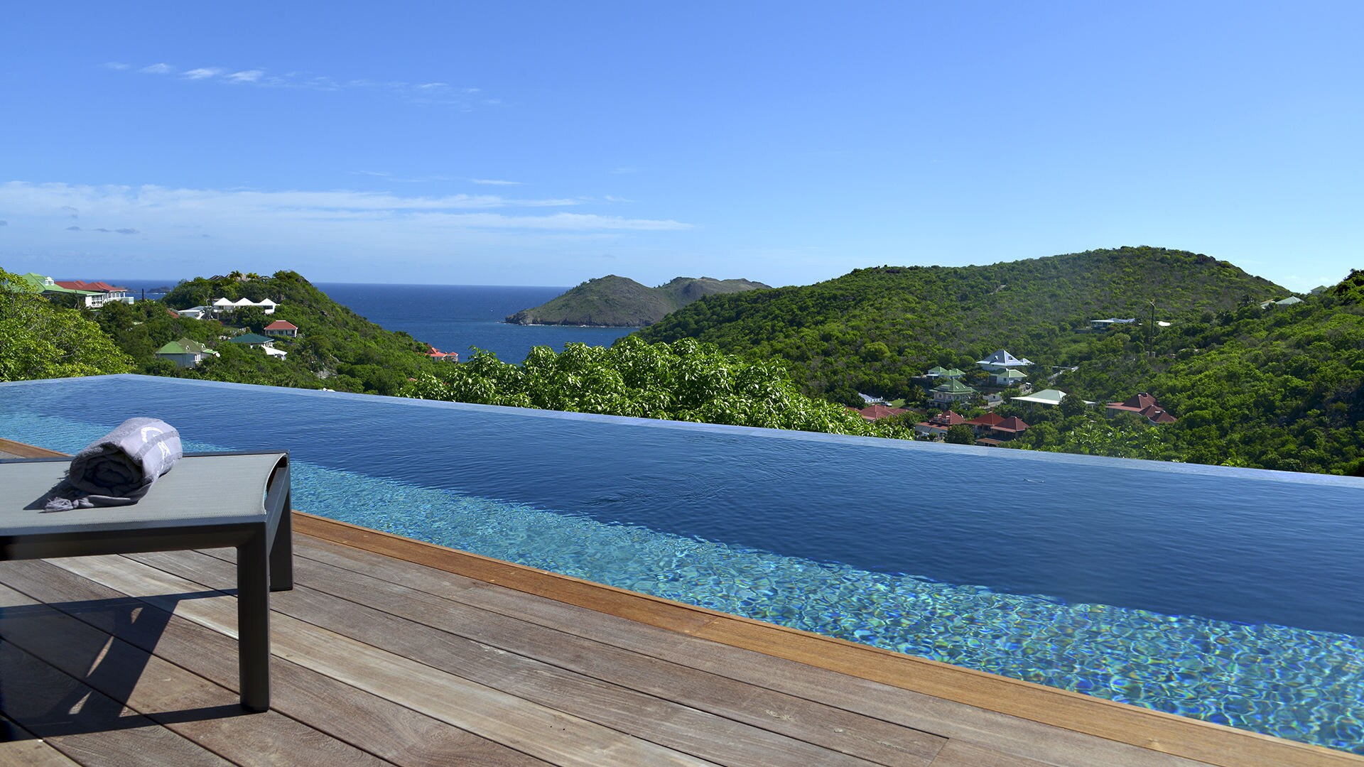 Infinity&nbsp;pool, deckchairs, gas barbecue, table for four people, covered parking. Panoramic view of the sunsets.