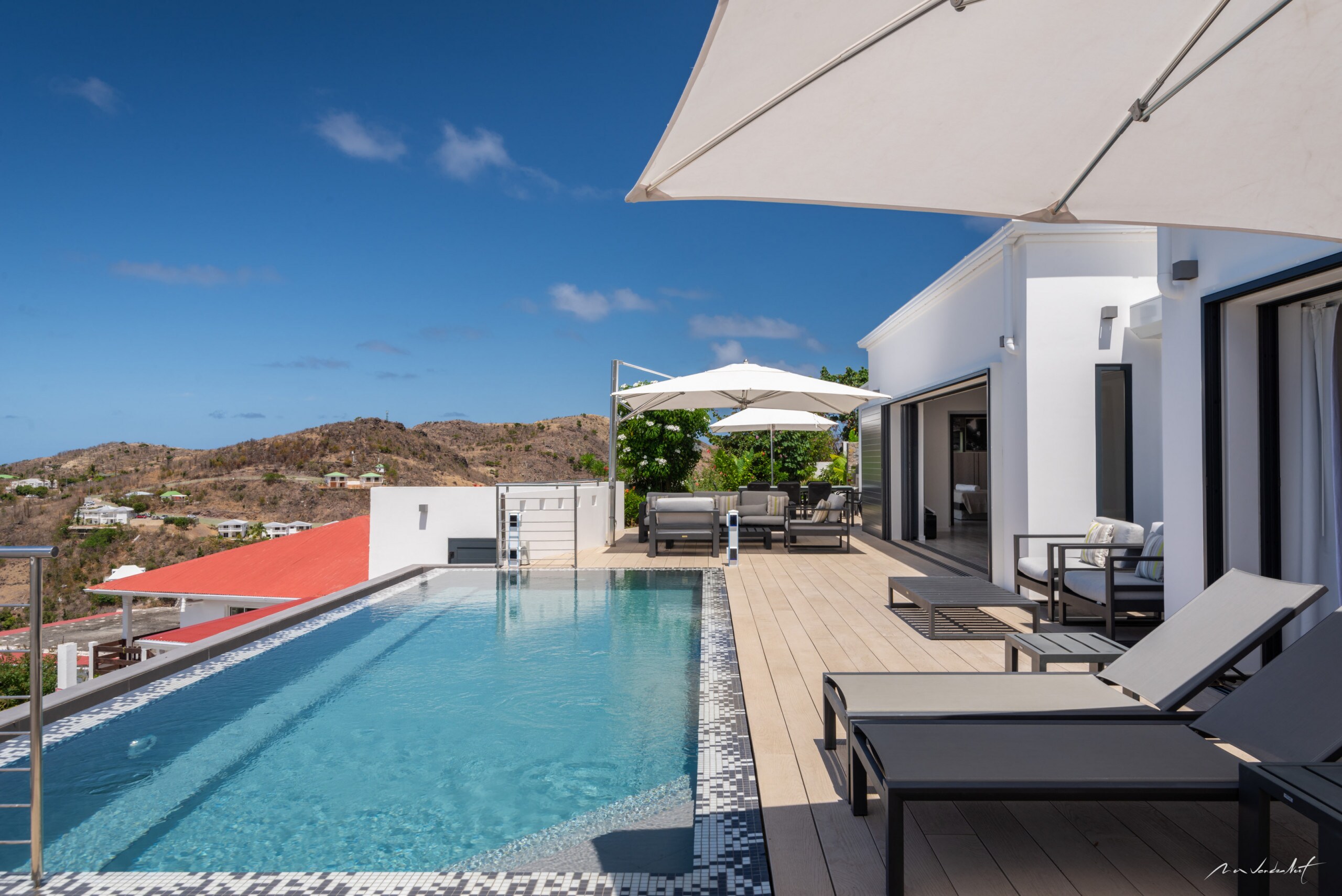 Beautiful heated pool facing the view. Large terrace with sun loungers and outdoor lounge area. Gas barbecue, outdoor shower.