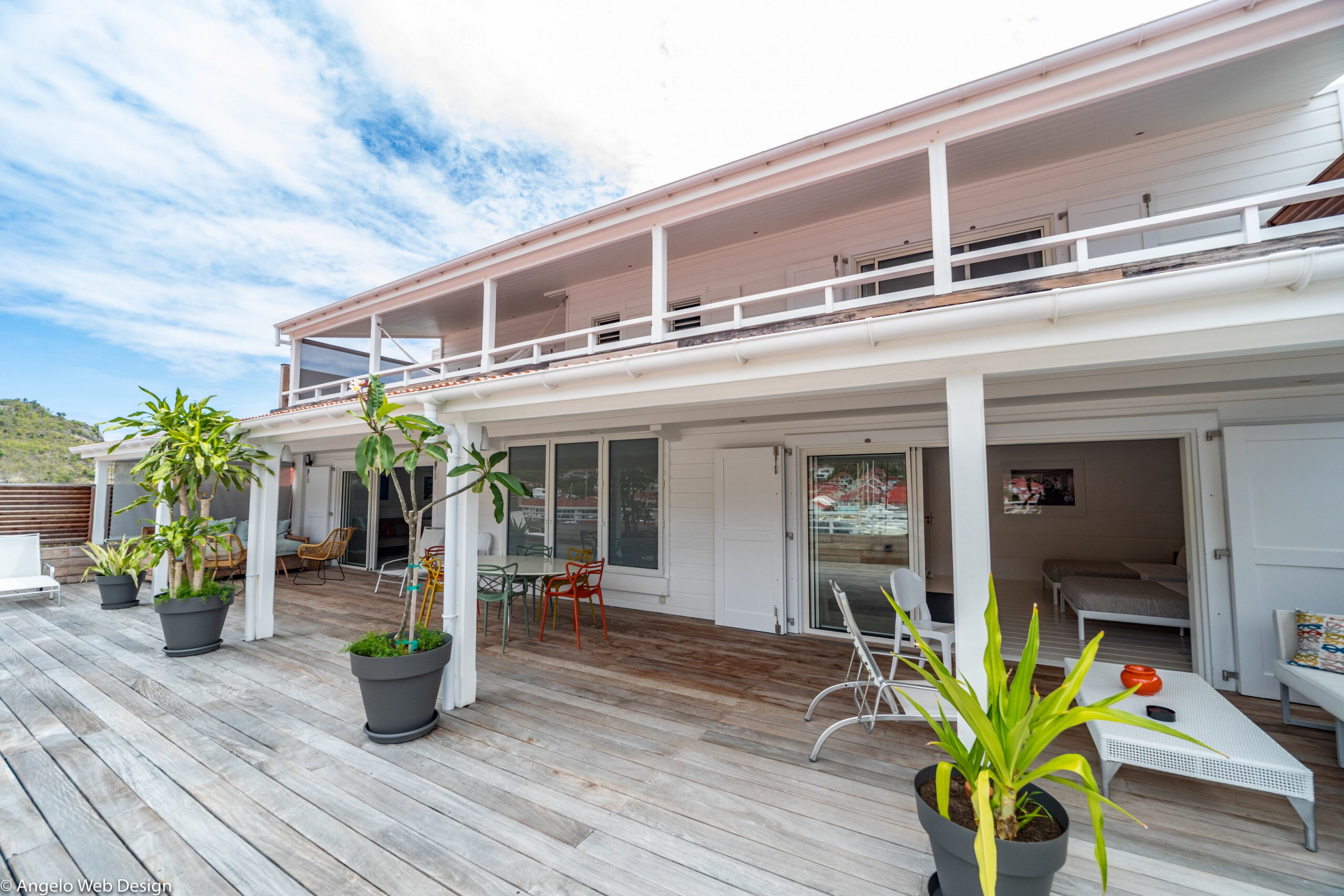 Expansive terrace with loungers, outdoor dining table. Breathtaking views over Gustavia.&nbsp;
