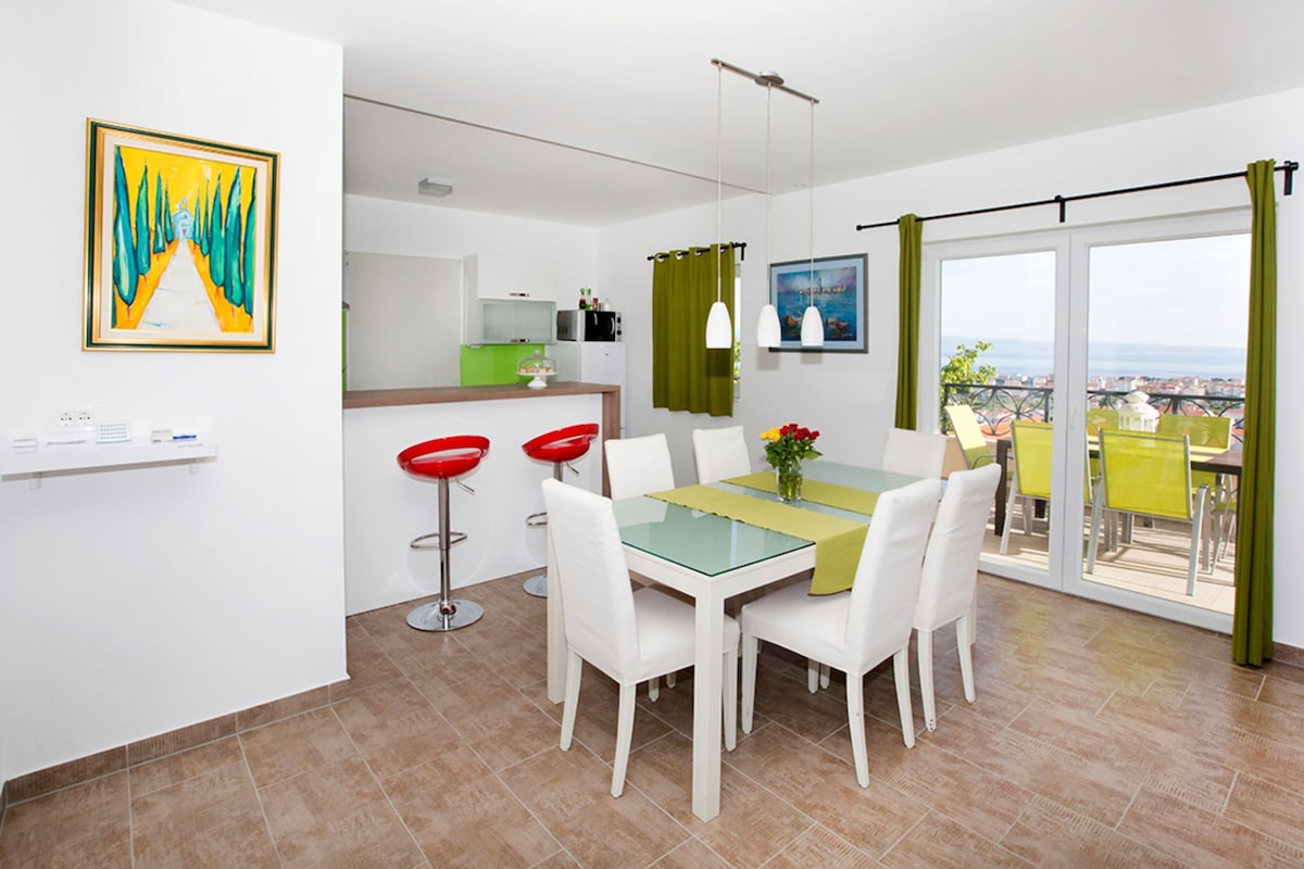 Property Image 2 - Spacious Sea View Apartment with Heated Pool, Sauna and Gym