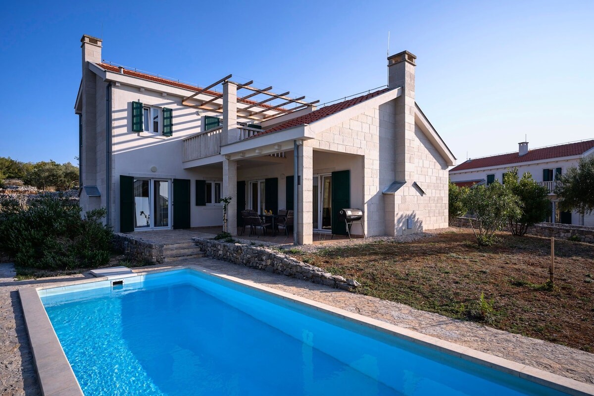 Property Image 1 - Peaceful Seaside Villa with Pool in the Adriatic Sea
