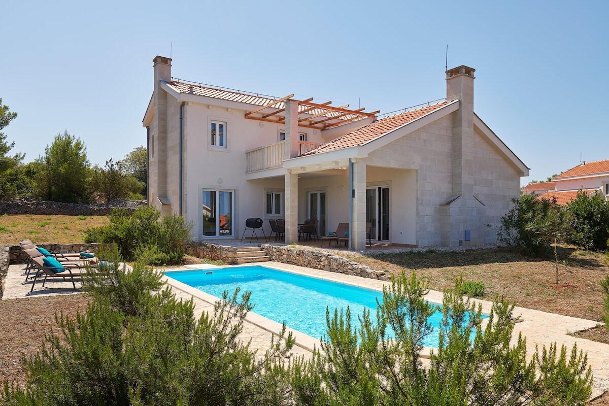 Property Image 2 - Peaceful Seaside Villa with Pool in the Adriatic Sea