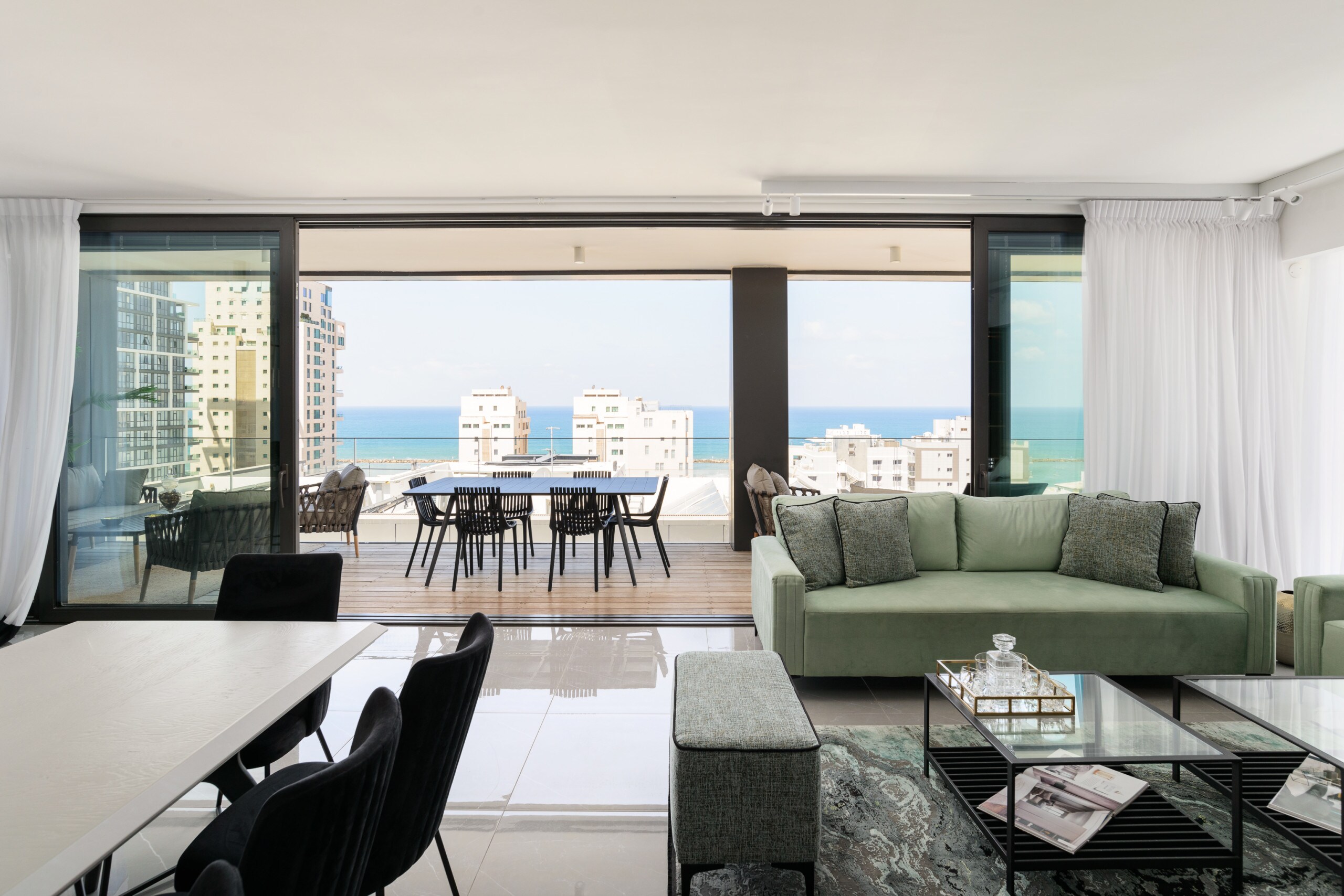 Property Image 2 - Luxury 2BR & Terrace with Sea View by FeelHome