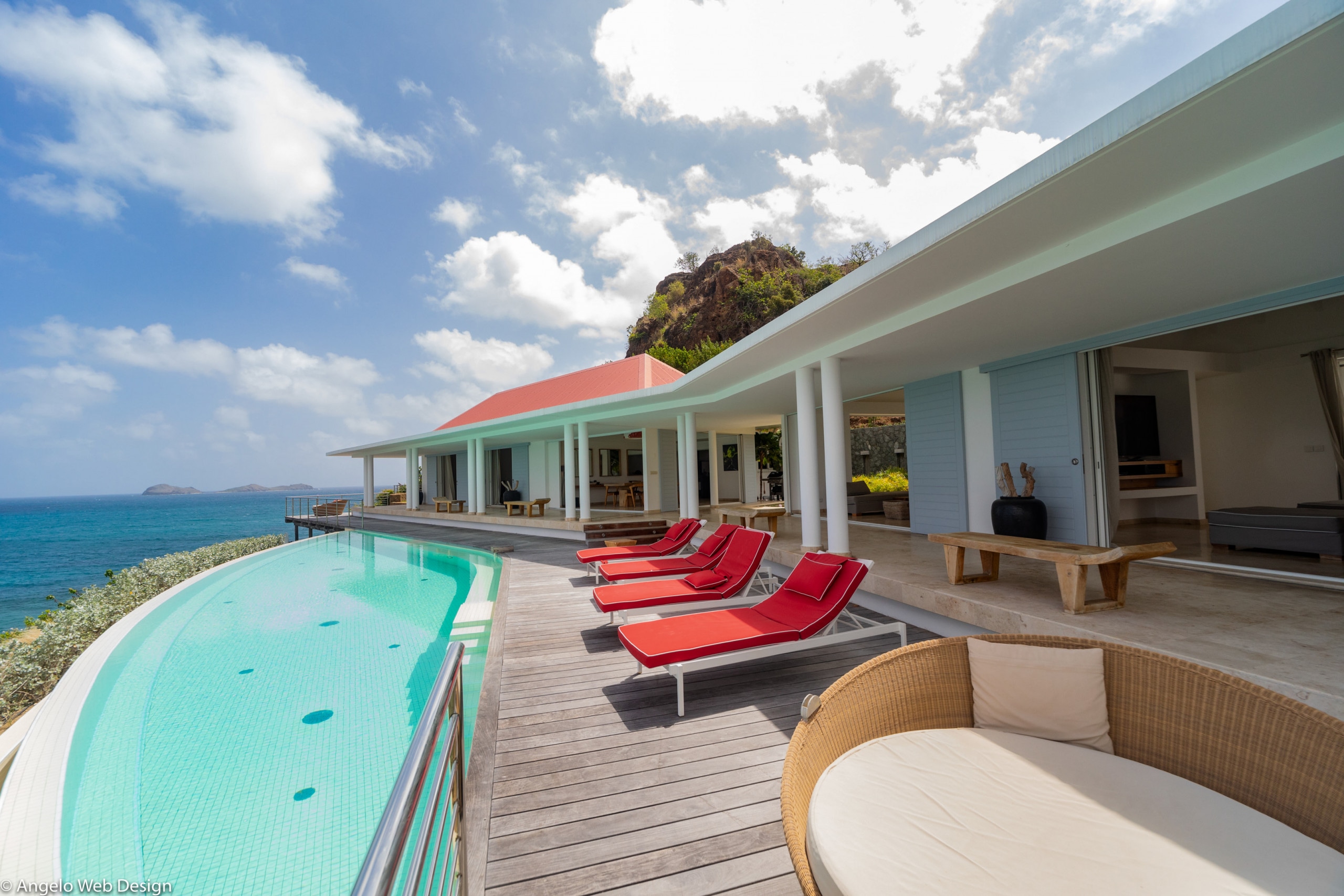 Heated pool, large terrace with loungers area deckchairs. Panoramic views over the St-Jean Bay.&nbsp;