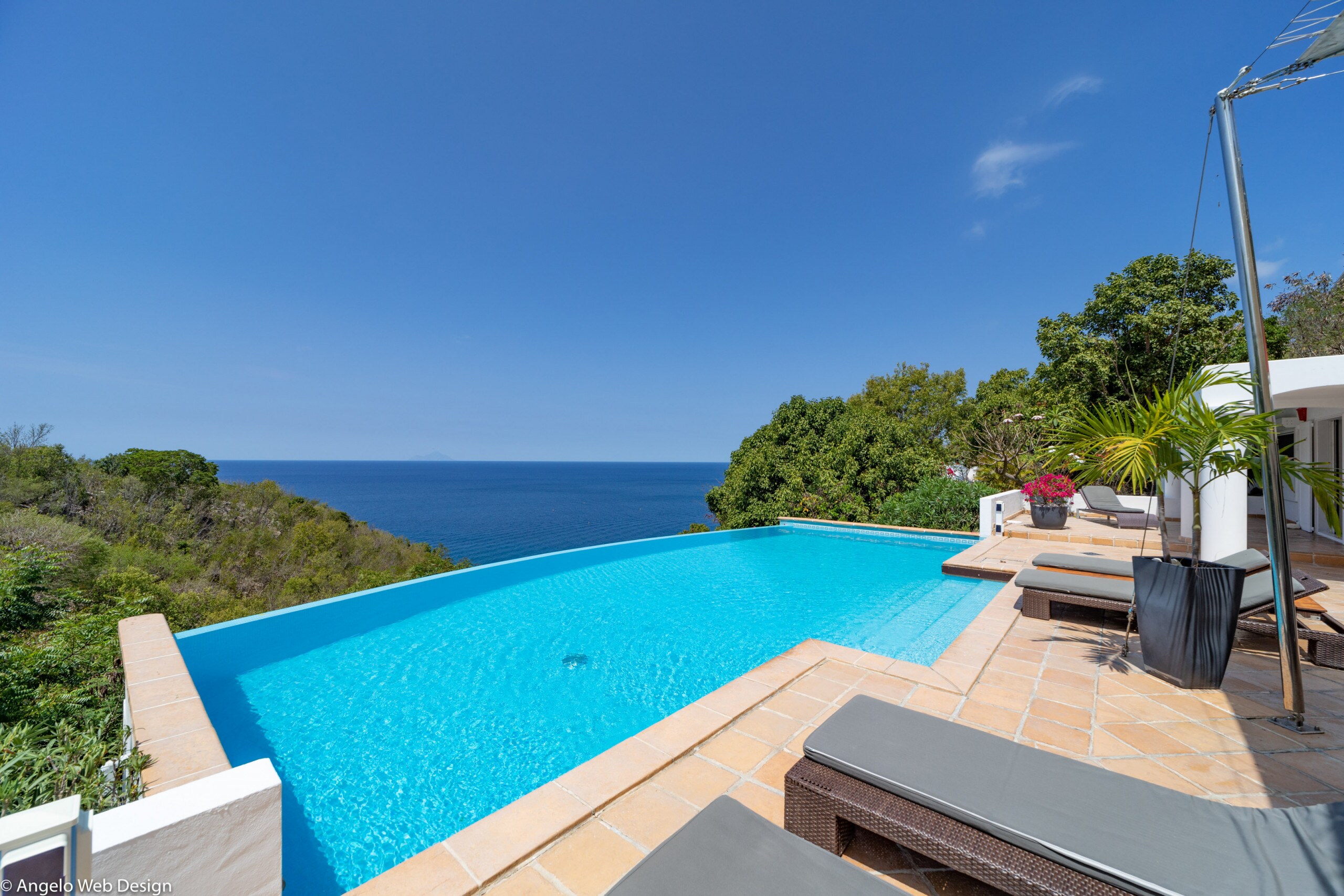 Beautiful pool, expansive terrace with loungers and deck chairs. Gas barbecue.&nbsp;