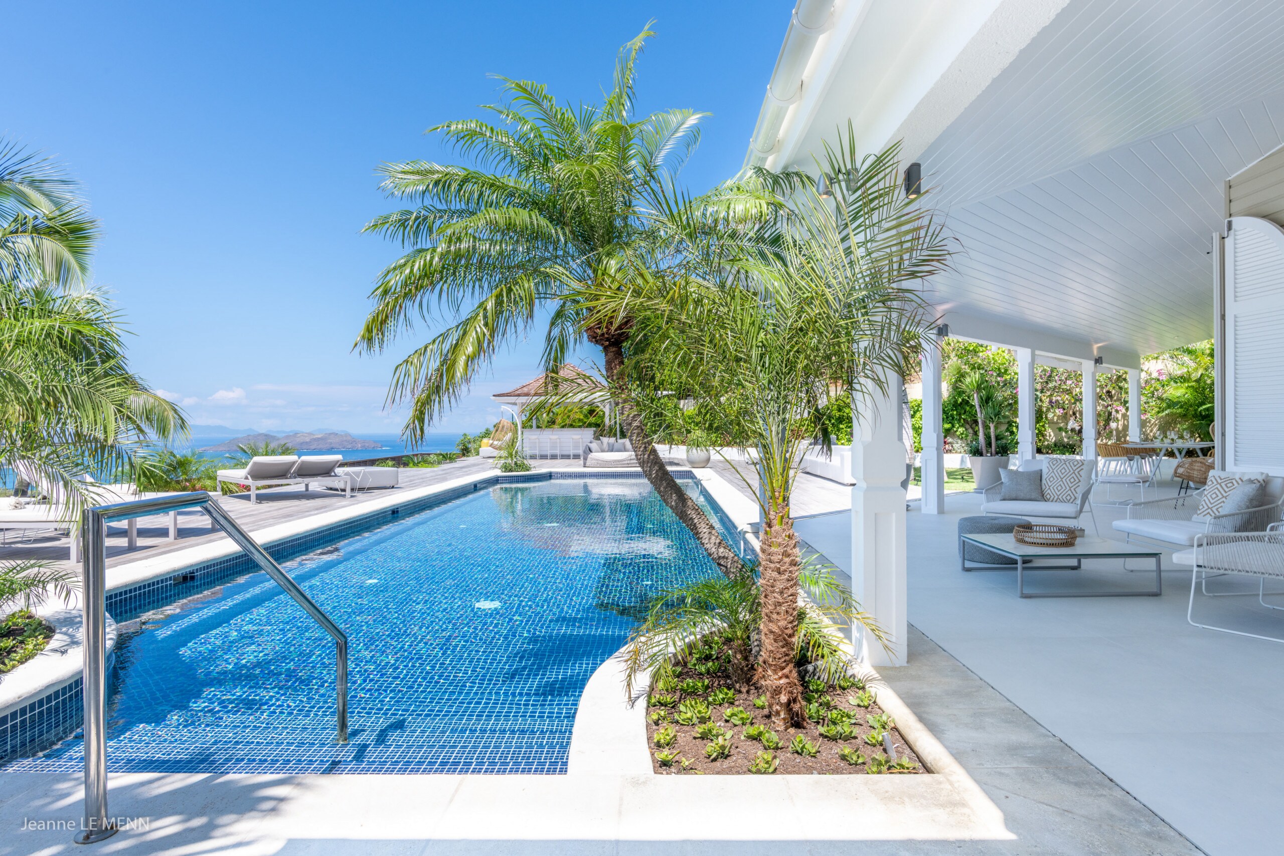 Nice heated pool of 18 m long, expansive terrace with loungers and deck chairs.&nbsp;