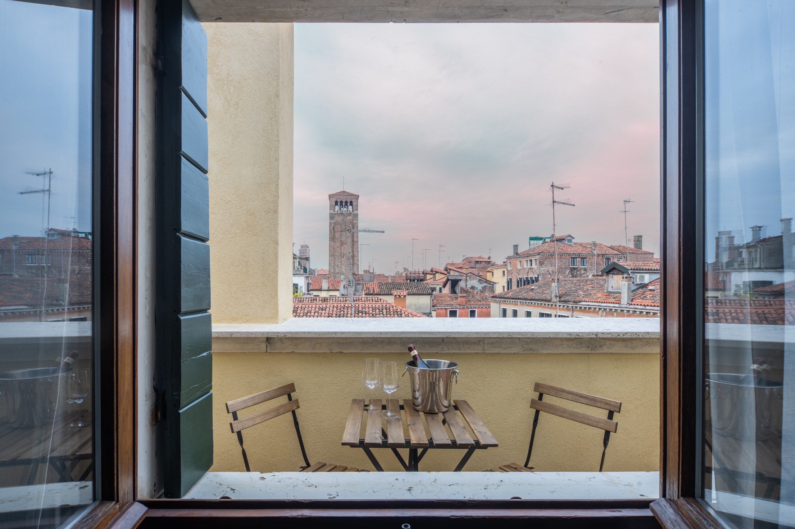 Property Image 1 - Bright Apartment on Venetian Roofs R&R