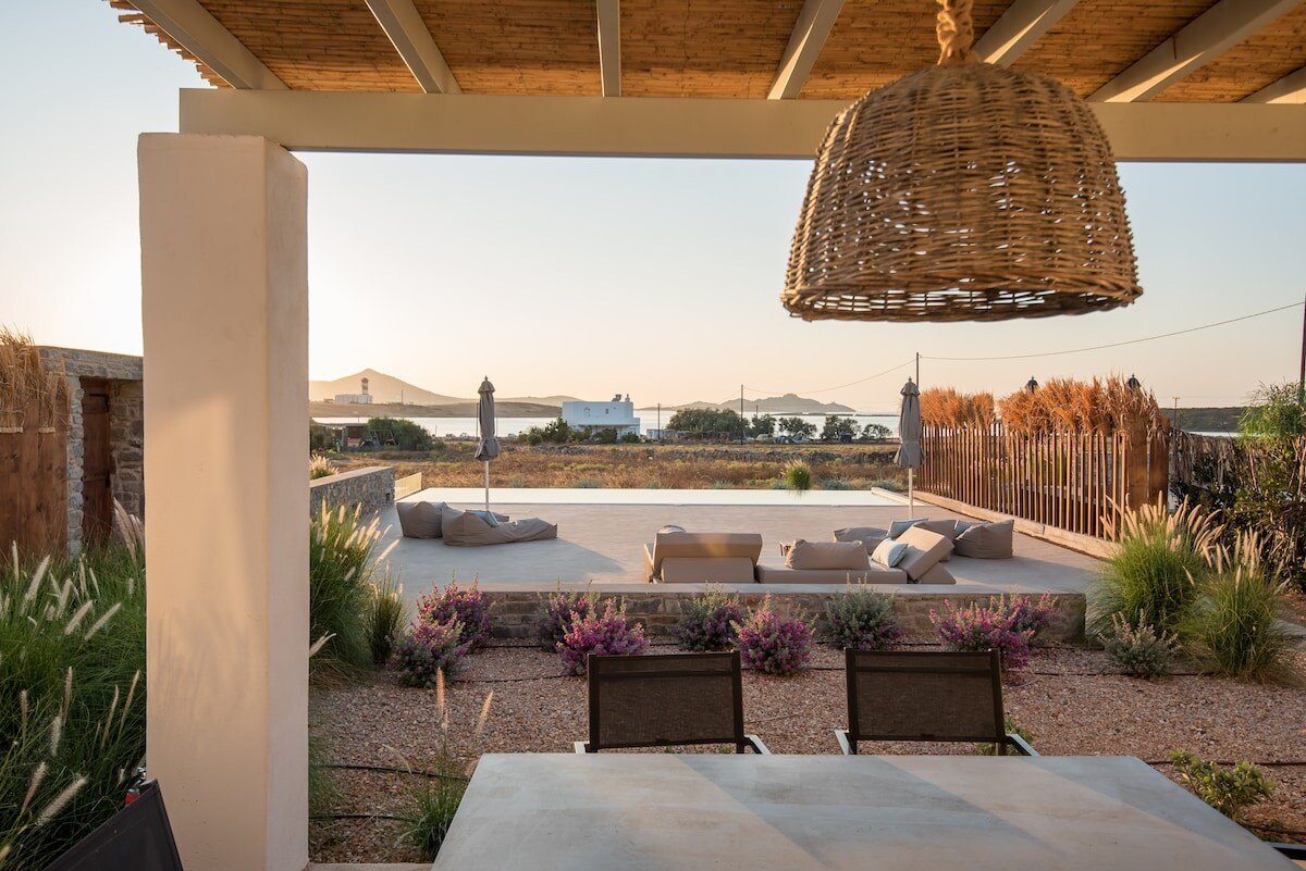 Property Image 2 - Designer beachfront villa with private pool