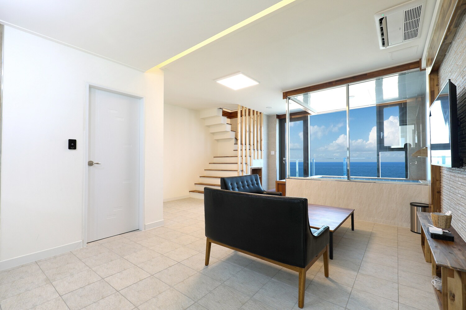 Property Image 1 - Charming Fresh Apartment close to the Beach 1