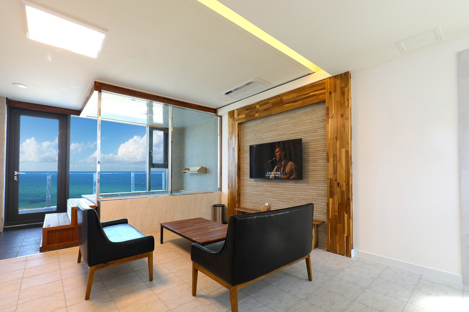Property Image 2 - Charming Fresh Apartment close to the Beach 1