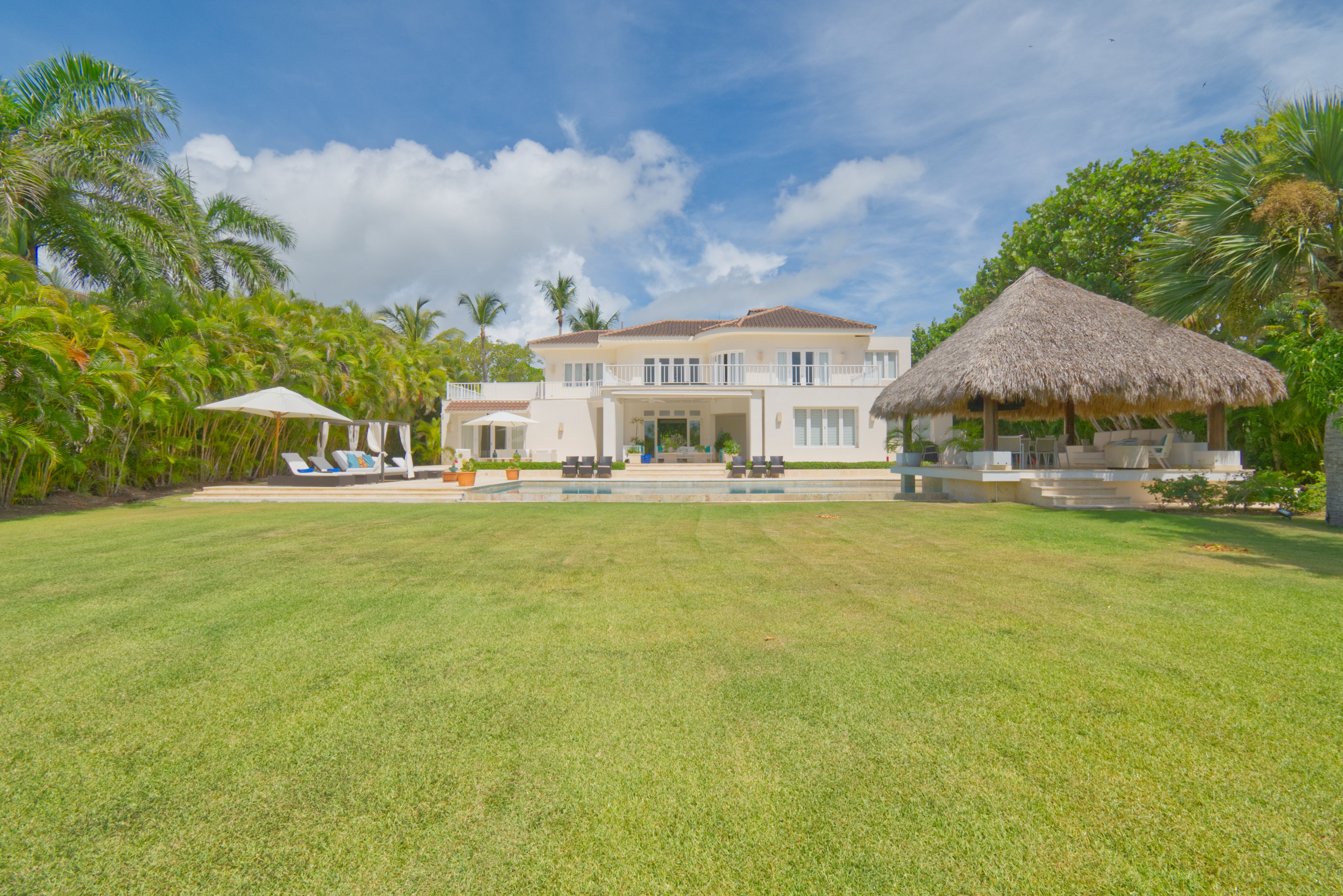 Property Image 1 - Fantastic 8-bedroom golf-front mansion near the beach