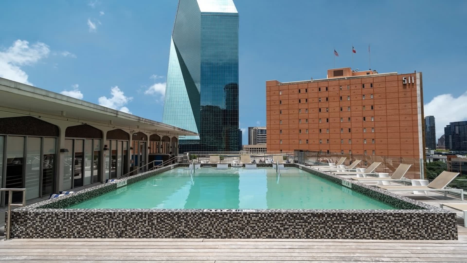 Property Image 2 - Downtown Dallas Cozy Suites w/ roof pool, gym #3
