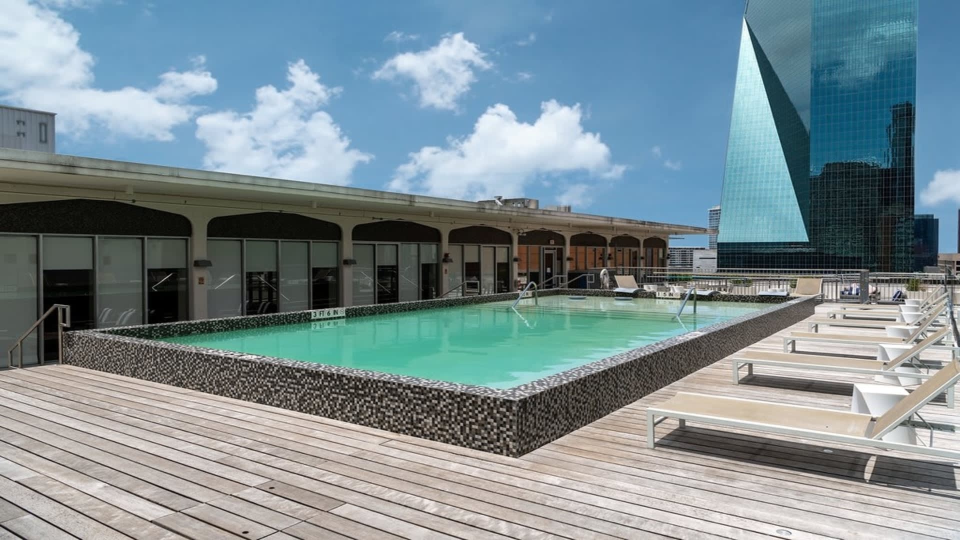 Property Image 2 - Downtown Dallas Cozy Suites w/ roof pool, gym #6
