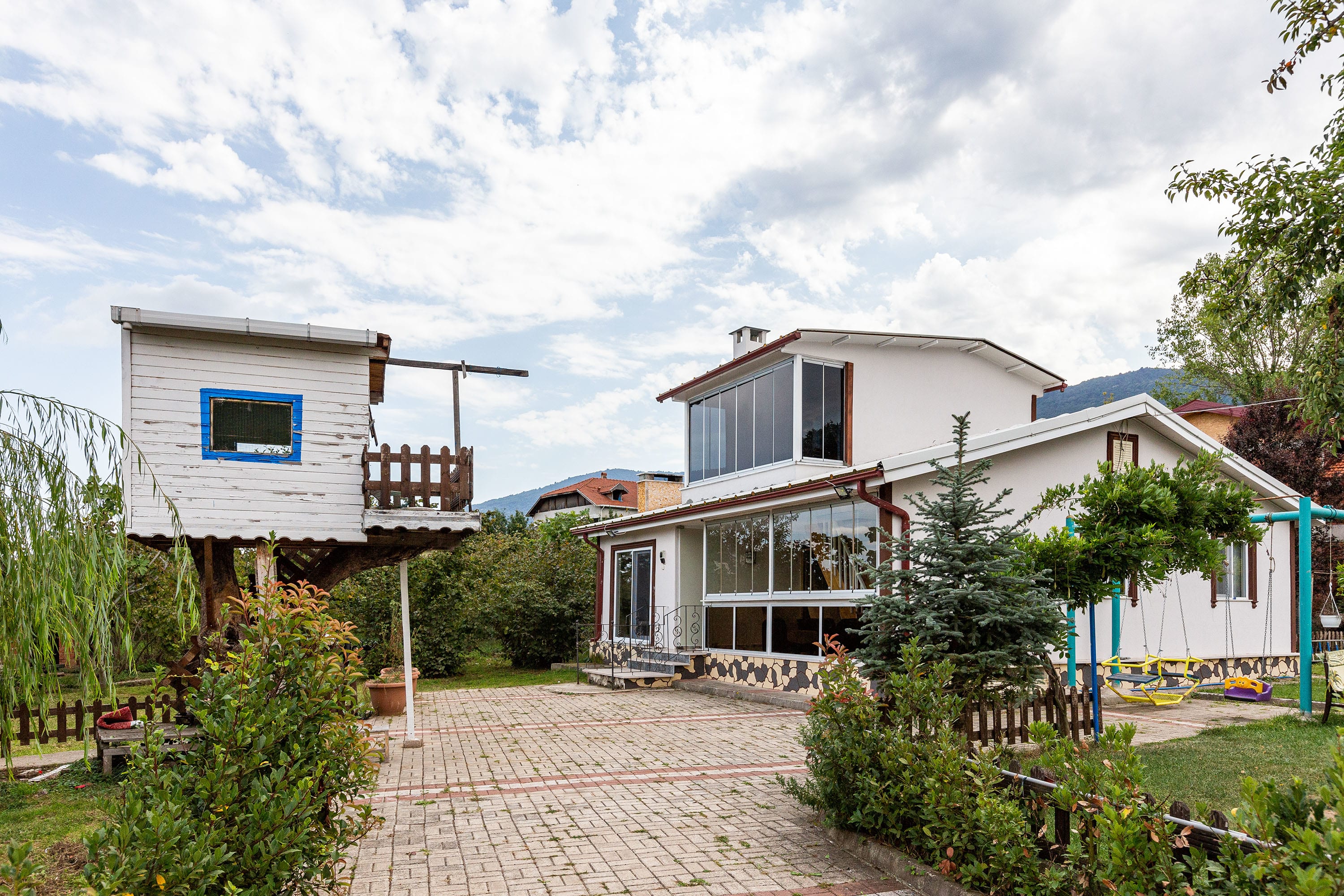 Property Image 1 - Captivating Villa with a Treehouse in Garden near Ski Center