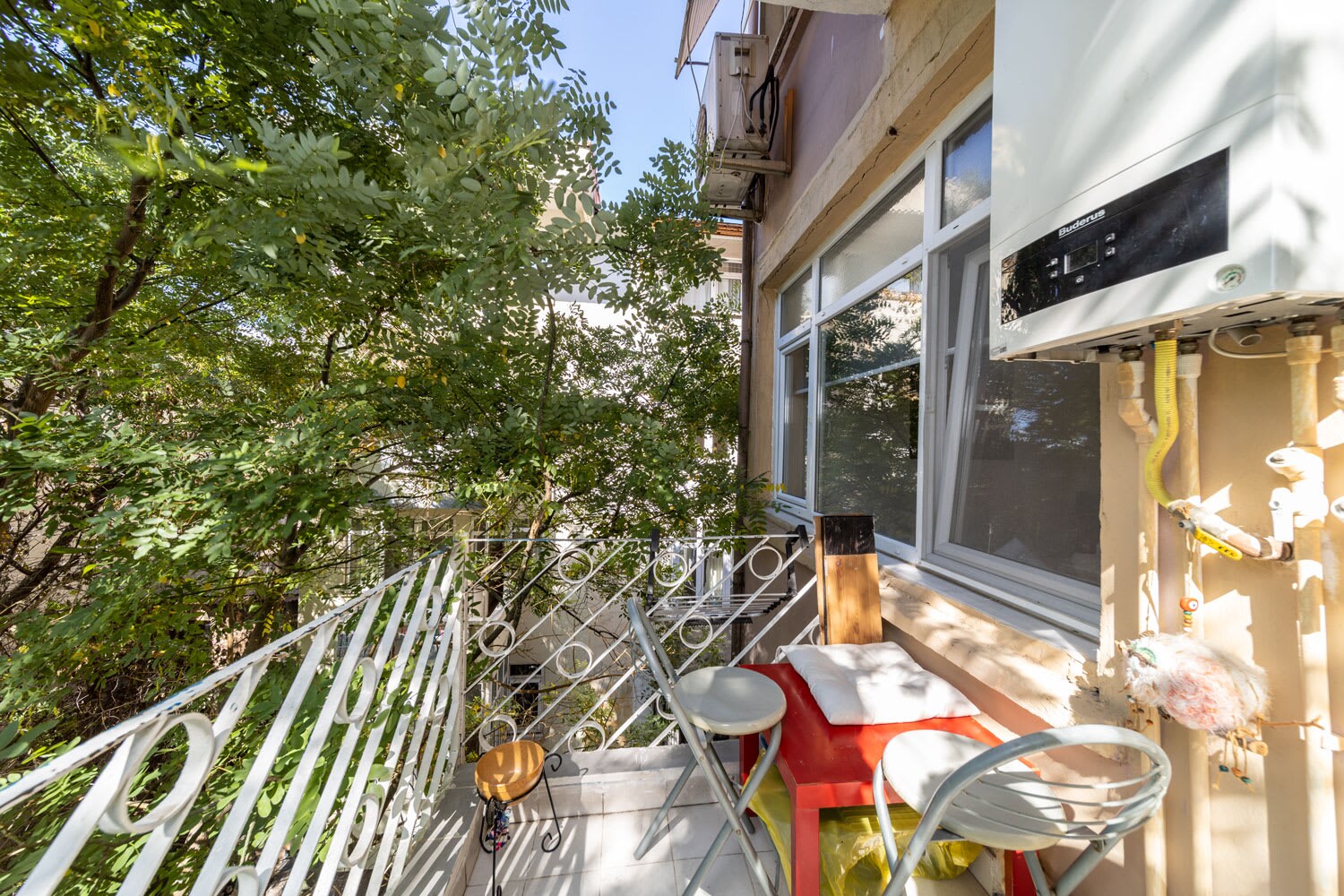 Property Image 2 - Warm Pet Friendly Apartment with Lovely Balcony View