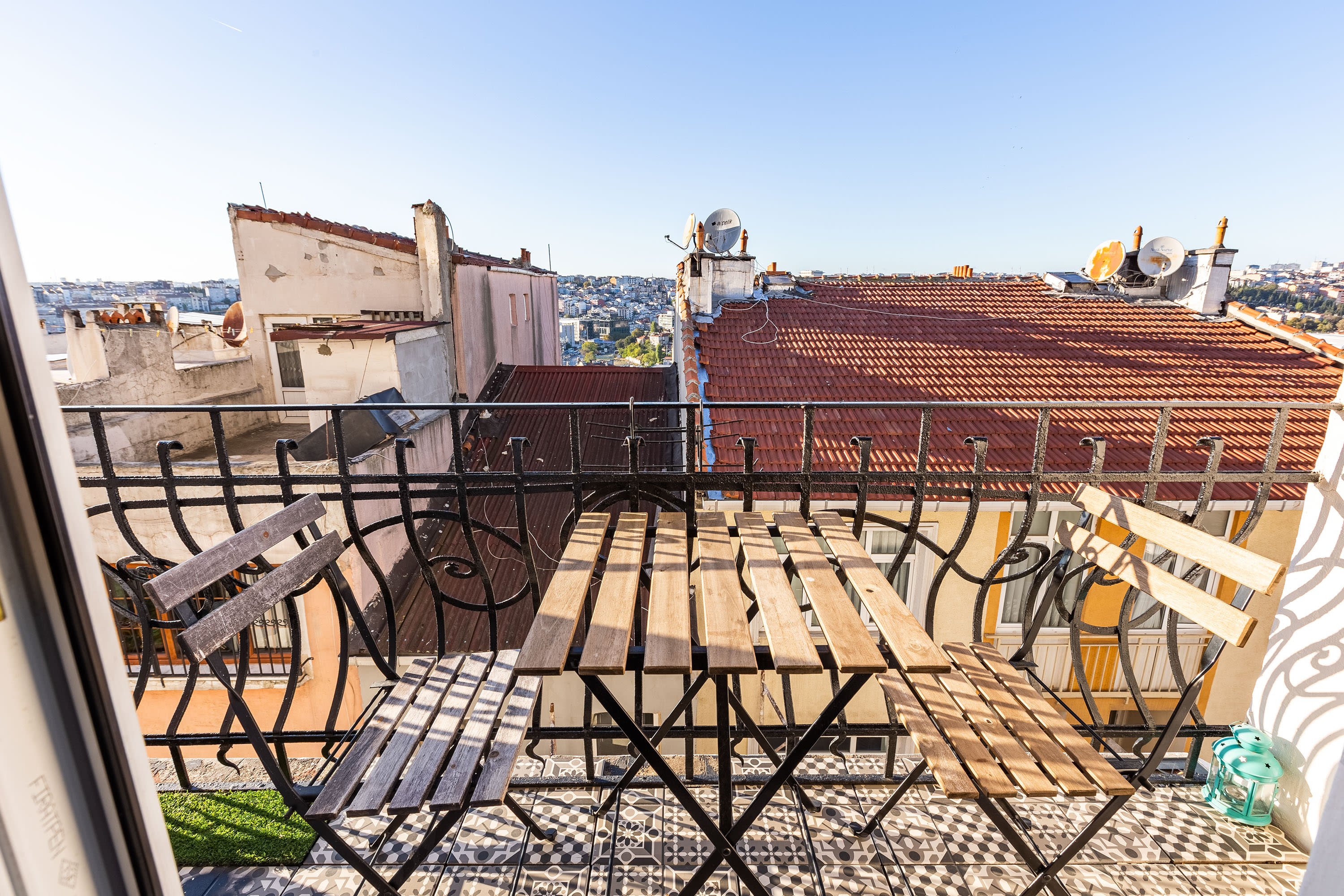 Property Image 2 - Alluring Stylish Apartment with Fantastic Balcony View
