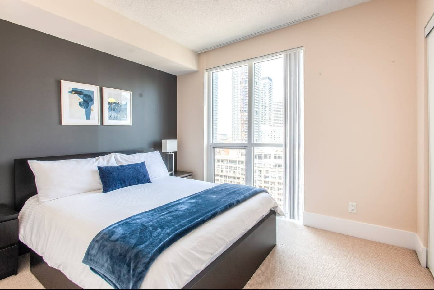 Property Image 1 - Luxury High Rise with King Bed, Private Balcony & Netflix, Stunning Views of DT Toronto!