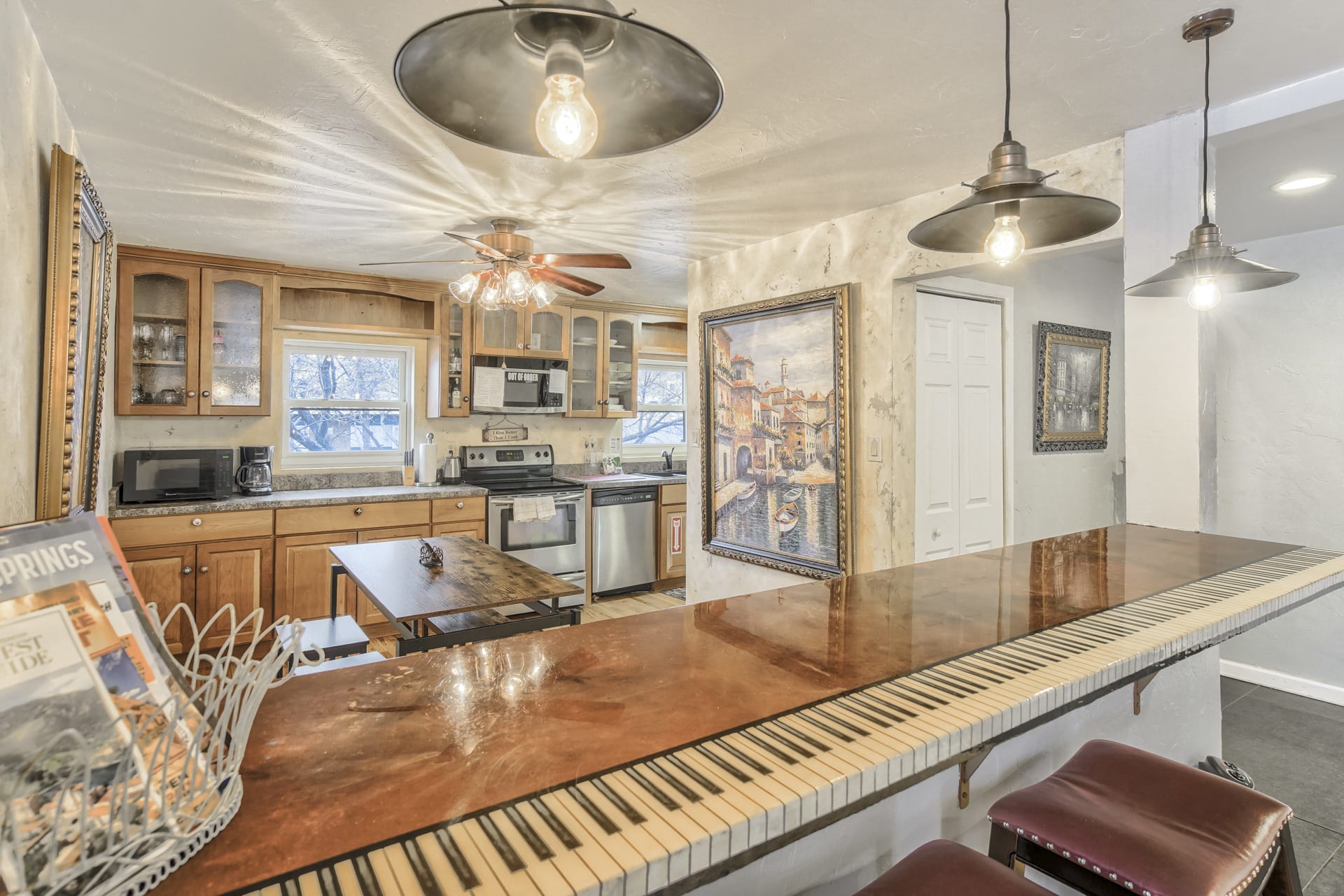 Property Image 1 - 2BD | The Keys Art Gallery in Old Colorado City| Pool Table Lounge