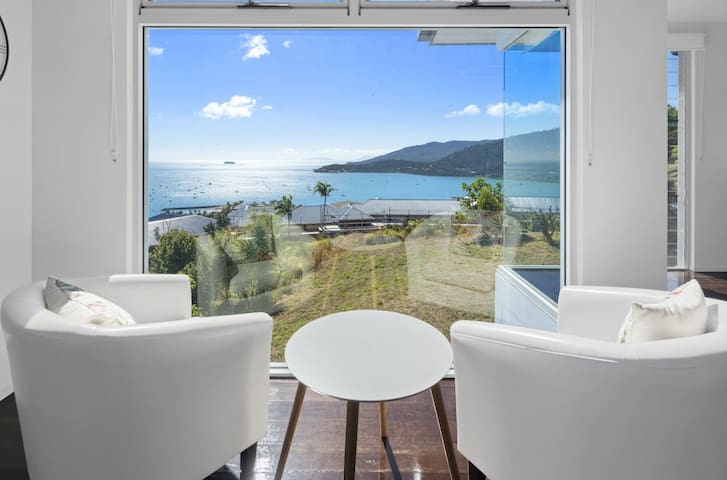 Property Image 2 - Three Bedroom Home with Breathtaking Views Of Airlie Beach