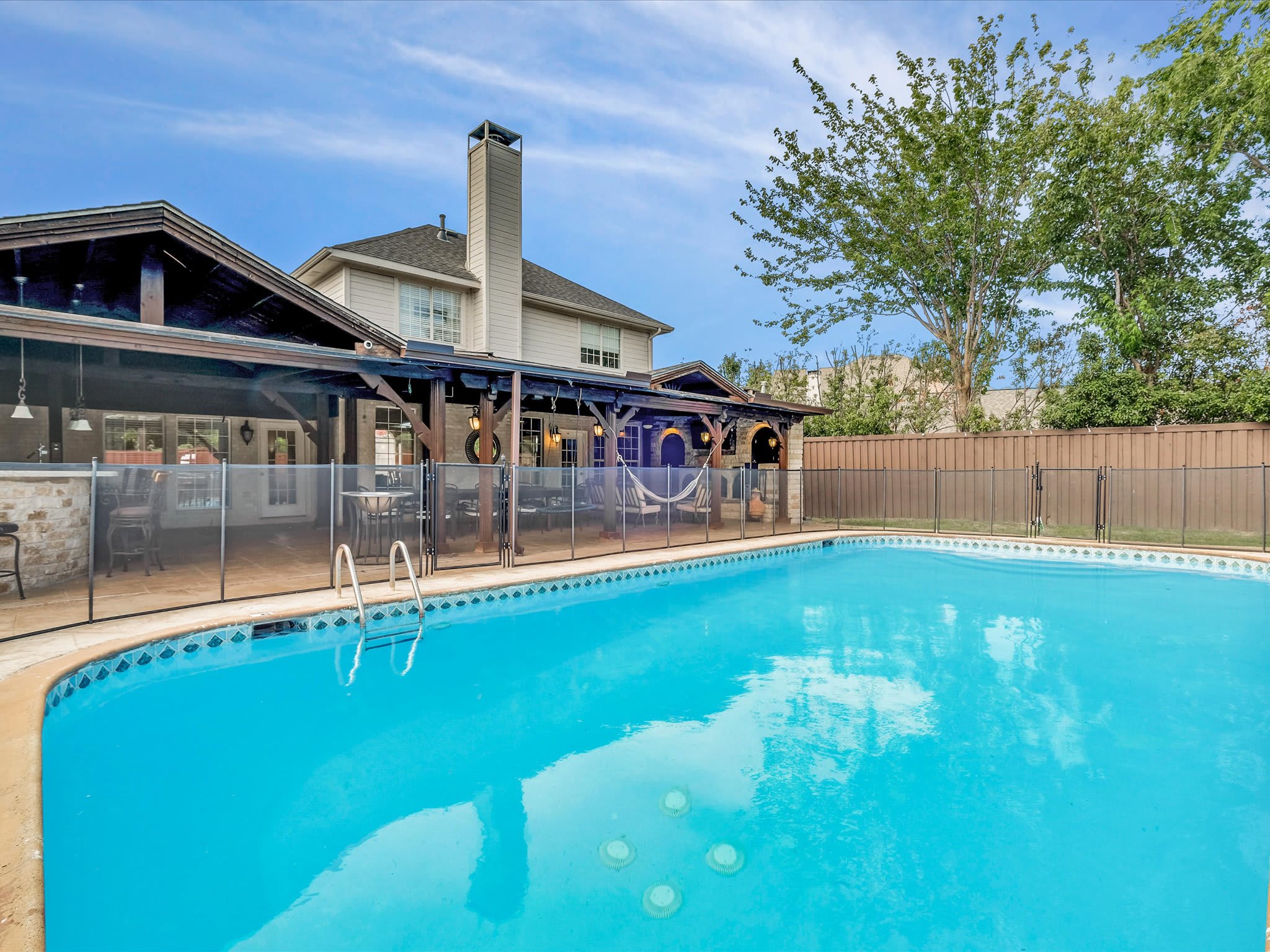 Nothing beats the Texas heat like a cool dip in the pool. What are you waiting for? Jump in!