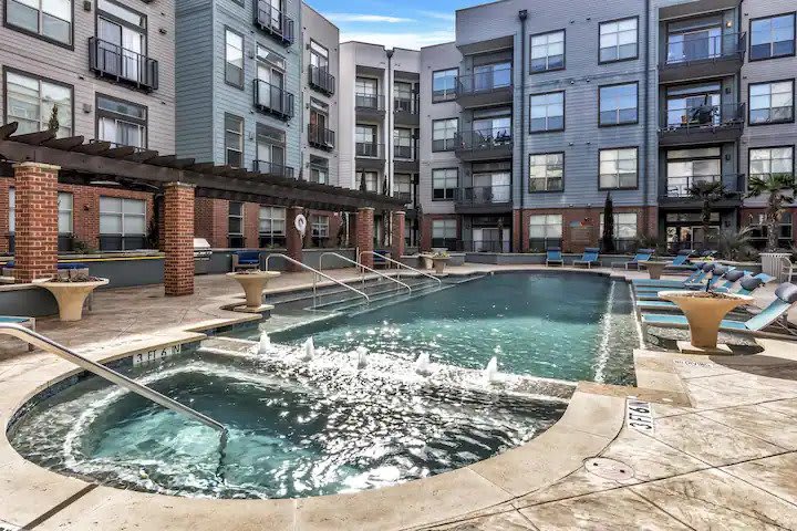 Property Image 2 - Luxurious 1BR Condo w/pool, gym, parking #04

