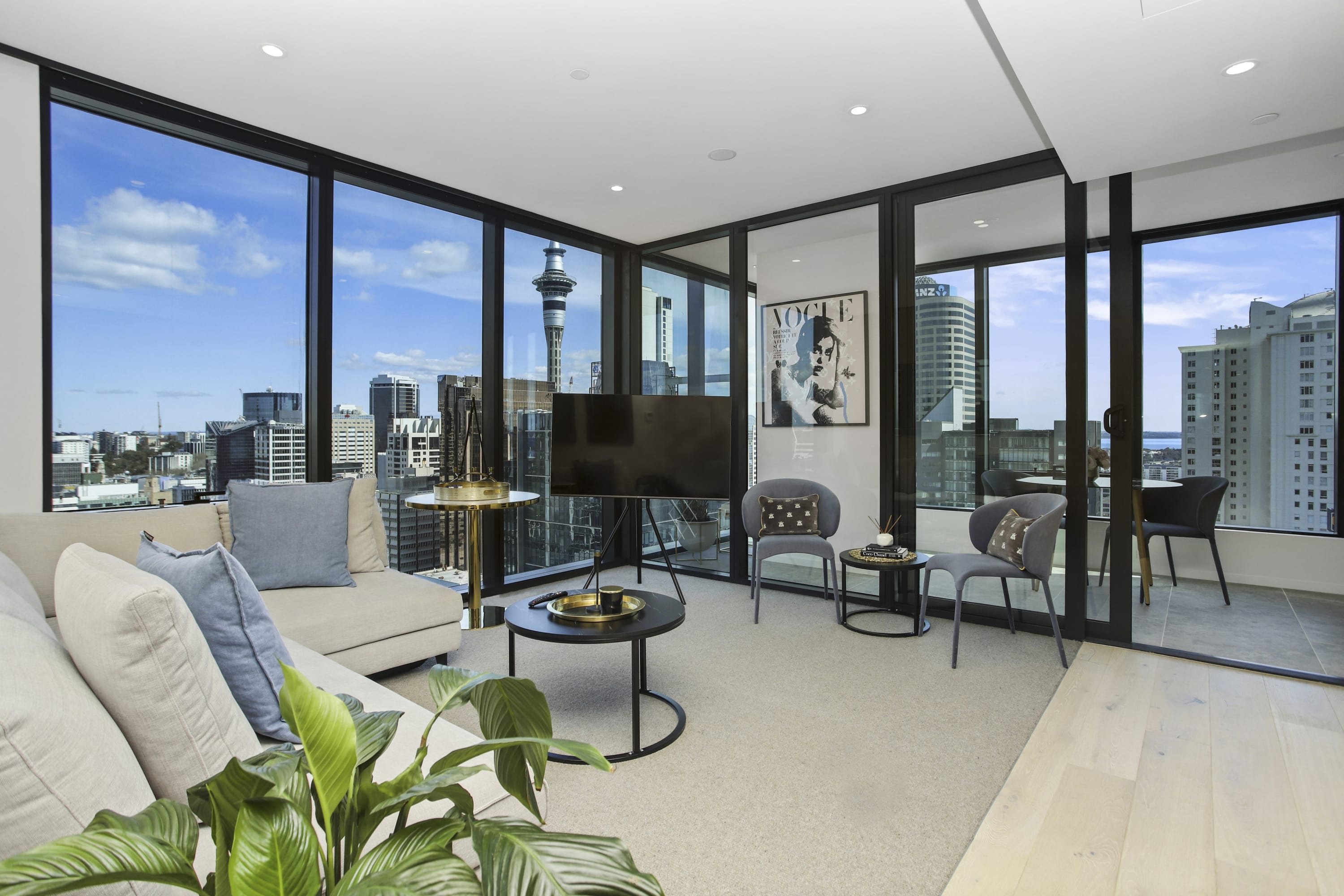 Property Image 1 - Stunning City Views in Elegant Auckland Apartment 