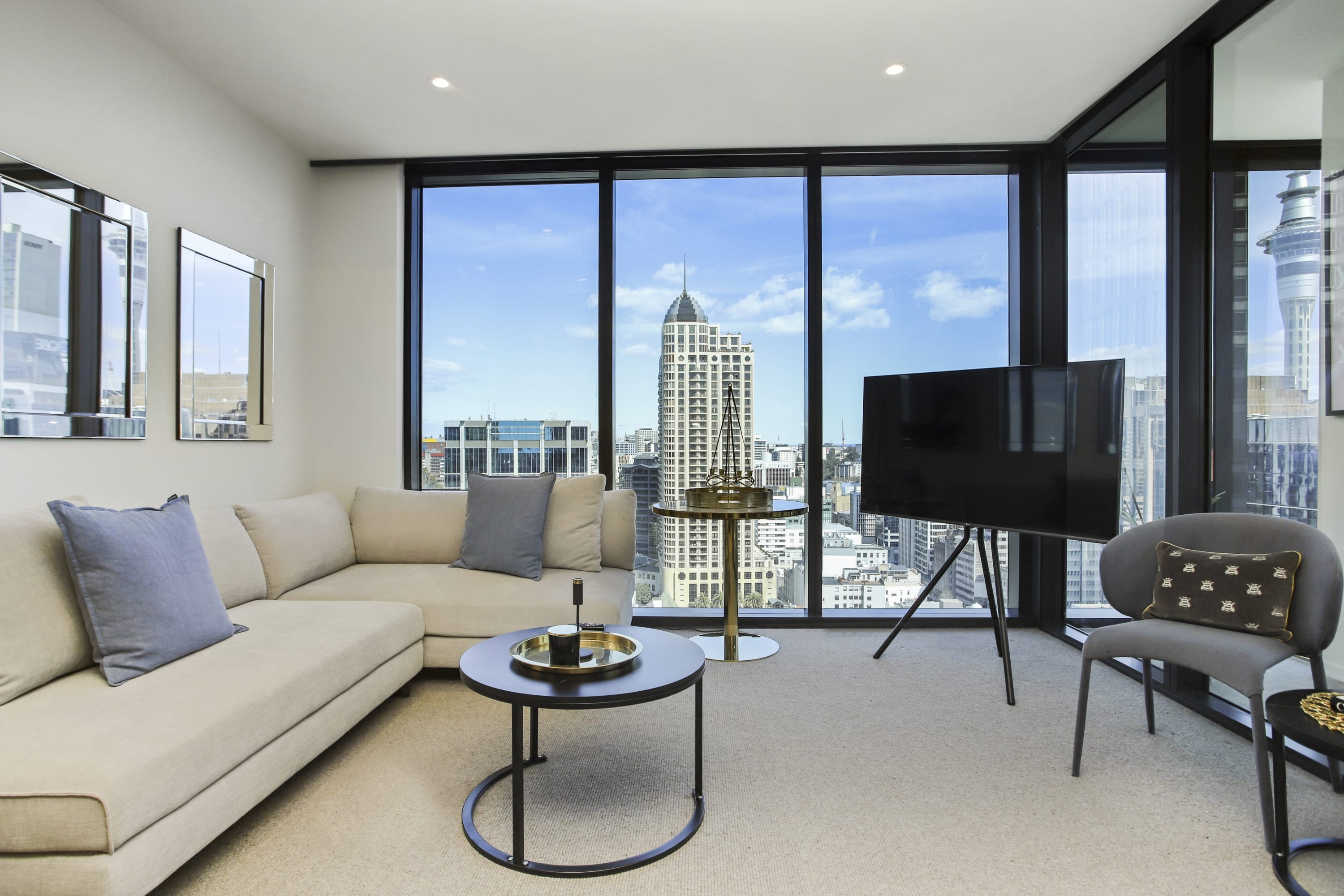 Property Image 2 - Stunning City Views in Elegant Auckland Apartment 