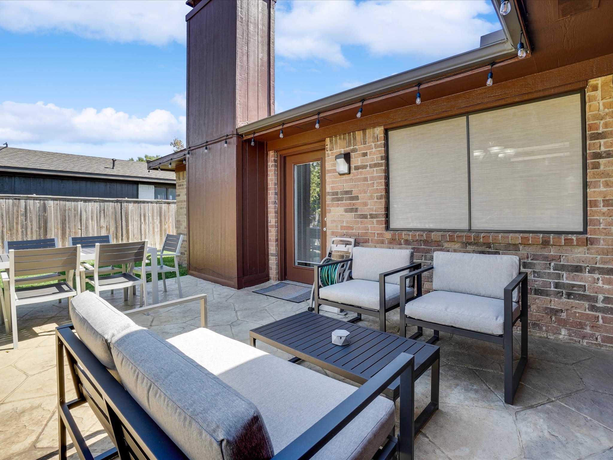 Come enjoy your morning coffee, your afternoon happy hour, or your evening aperitive on this private backyard patio! 