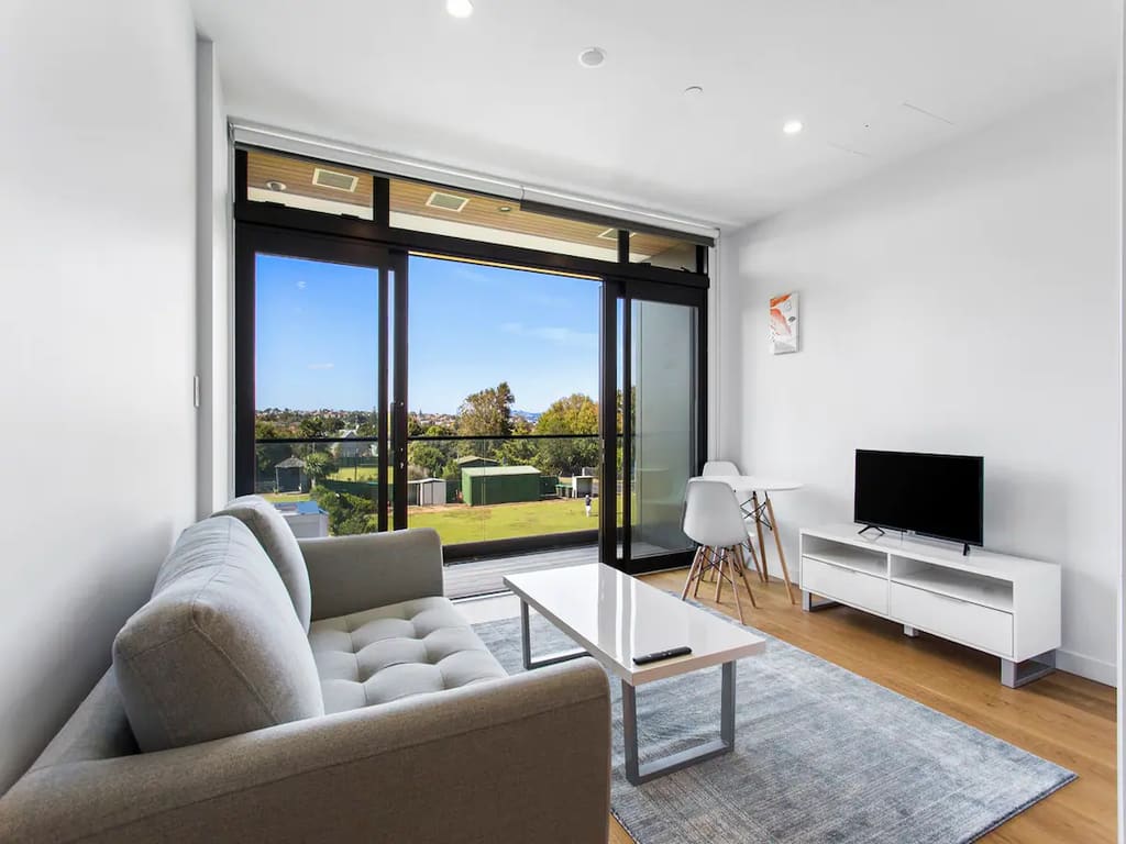 Property Image 1 - Lovely Bright Apartment - Central Takapuna!