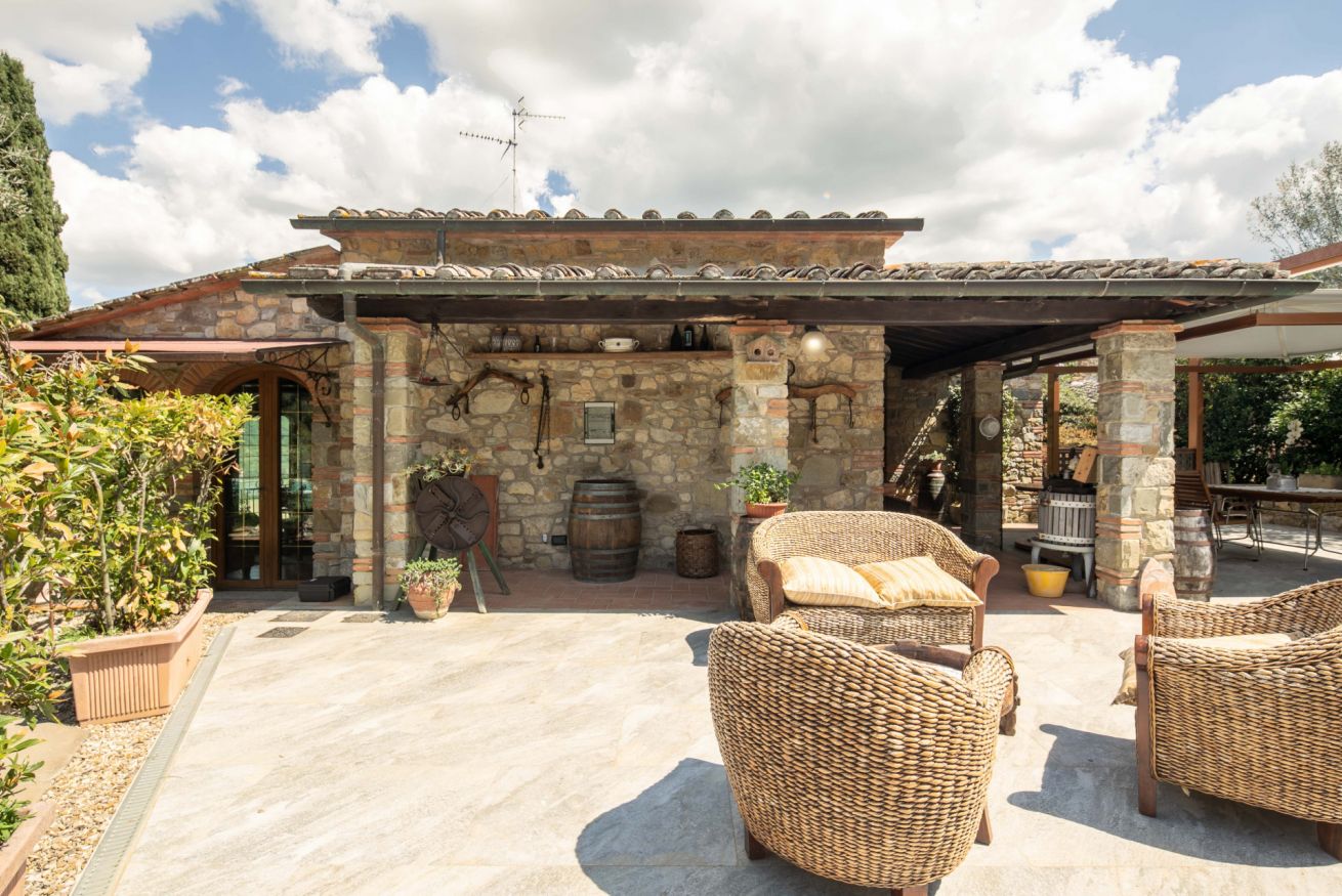 Property Image 2 - Lovely villa with pool and Jacuzzi overlooking Chianti’s wineyards