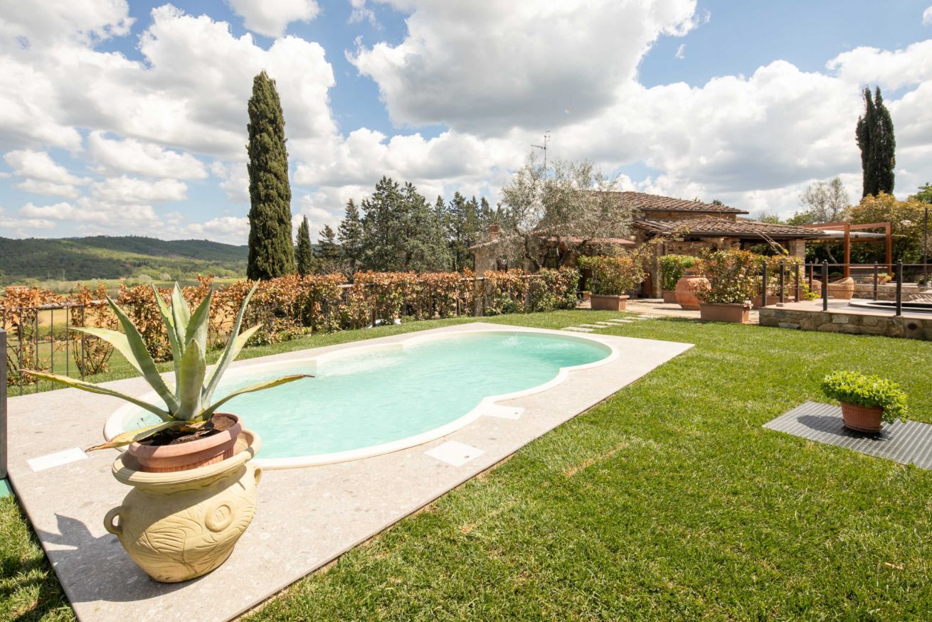 Property Image 1 - Lovely villa with pool and Jacuzzi overlooking Chianti’s wineyards