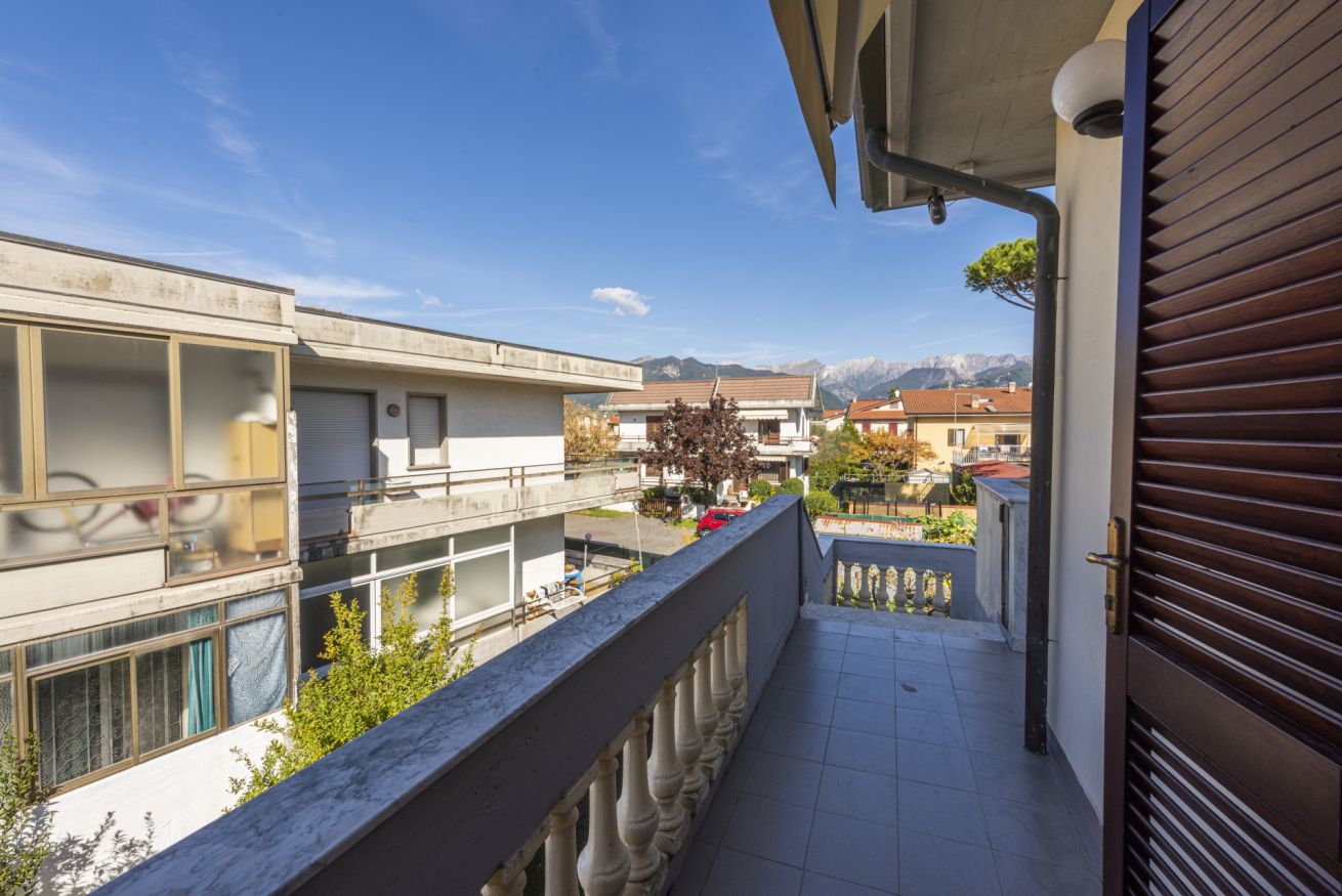 Property Image 2 - Large apartment with view near Forte dei Marmi