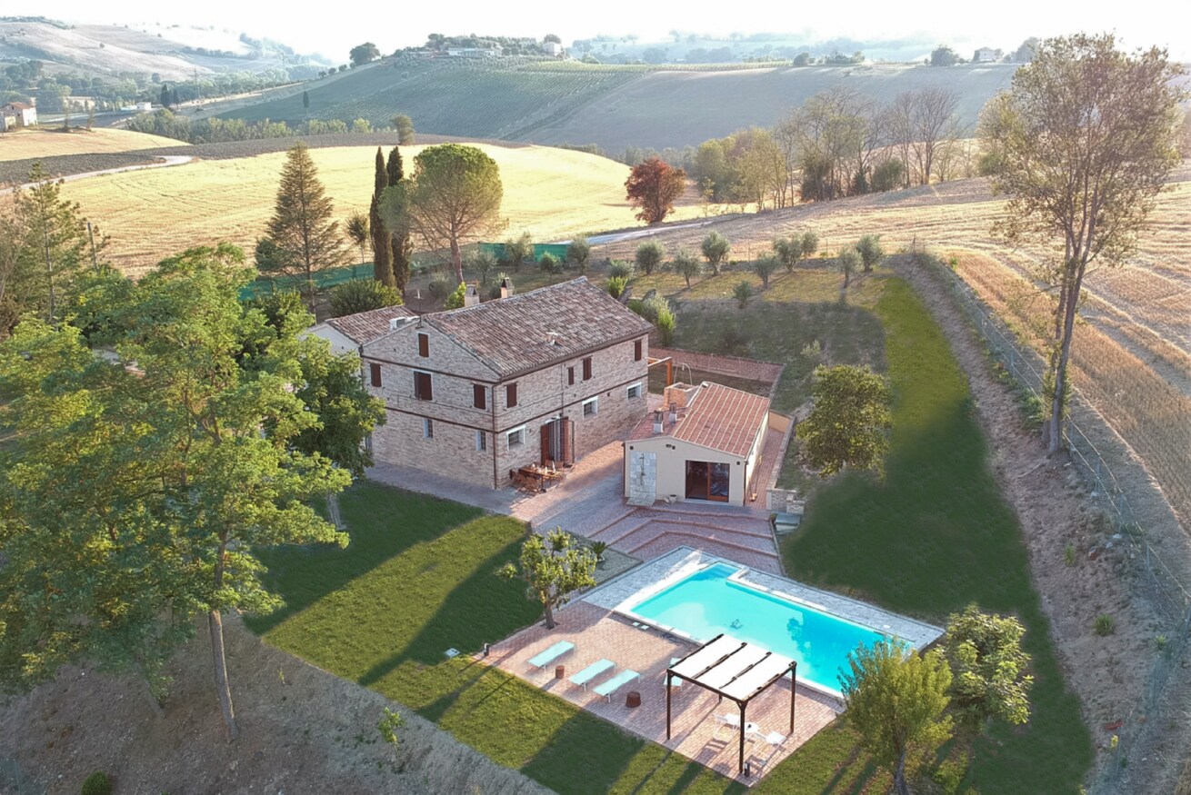 Property Image 1 - Amazing villa between the green Italian hills