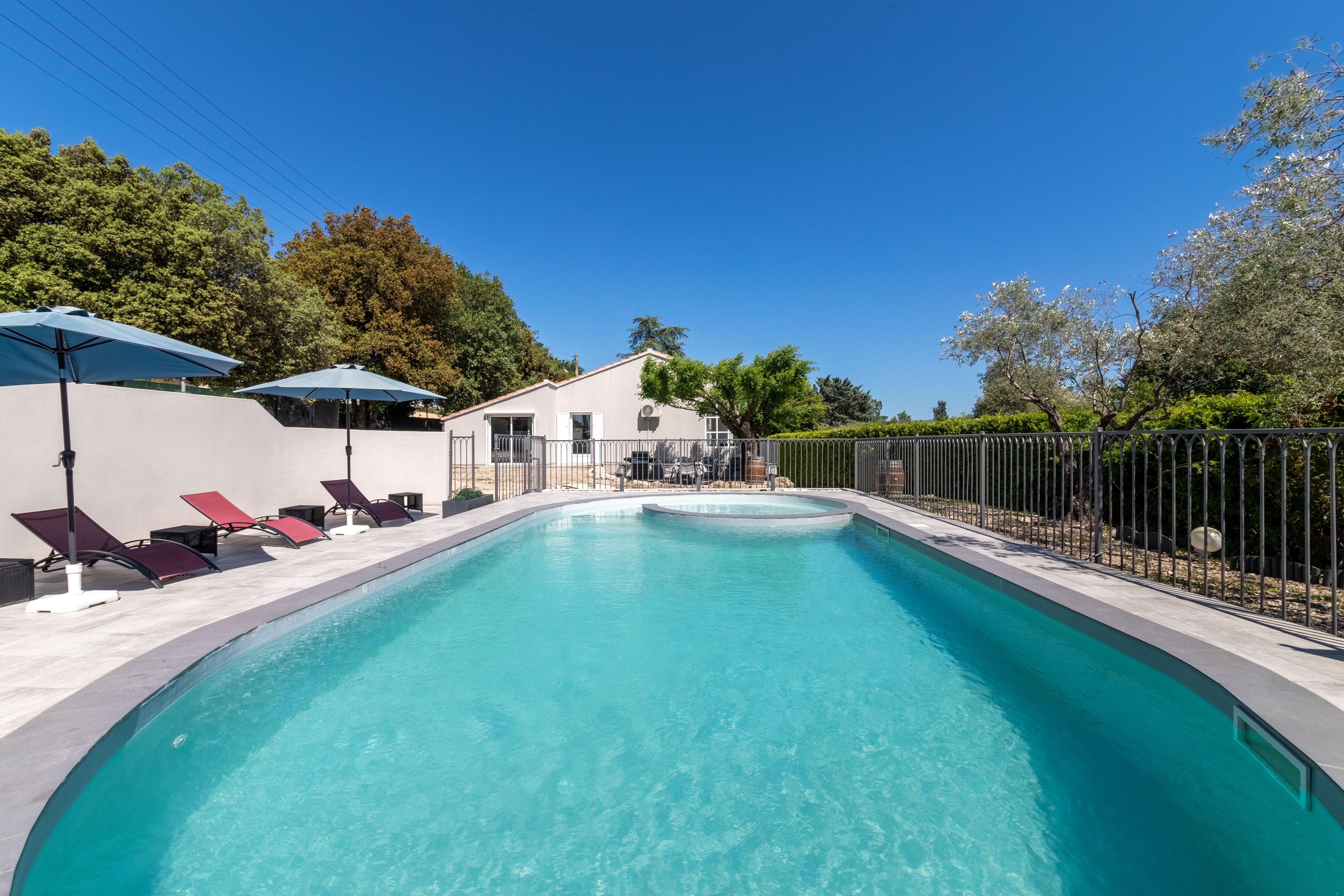 Property Image 1 - Spacious family home with swimming pool near Carpentras