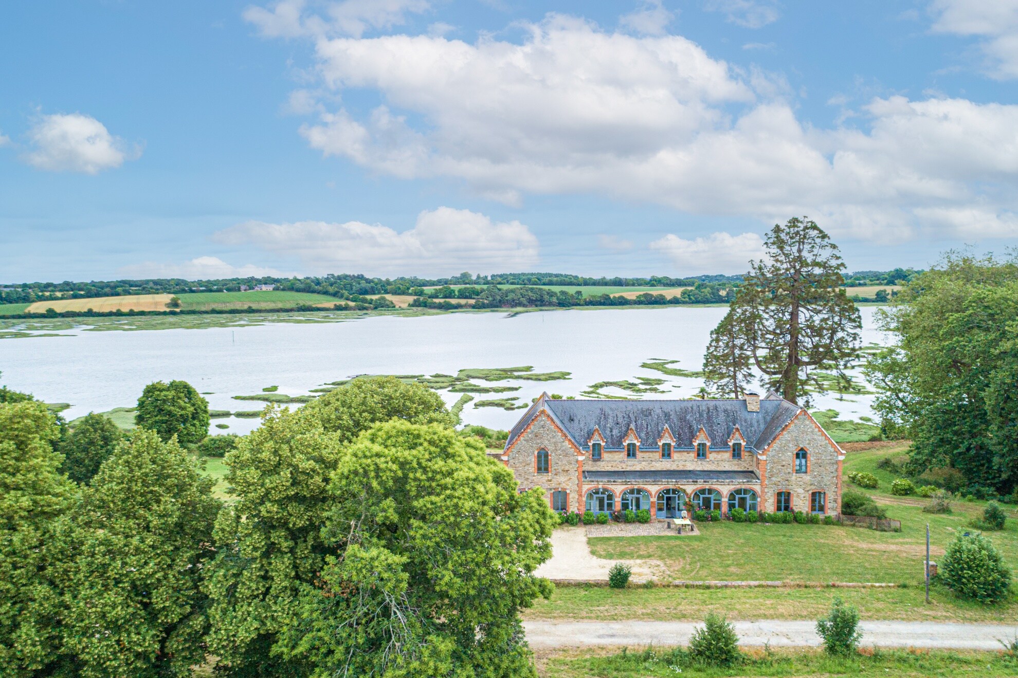 Property Image 1 - Remarkable spacious manor in the Morbihan gulf, with incredible river views