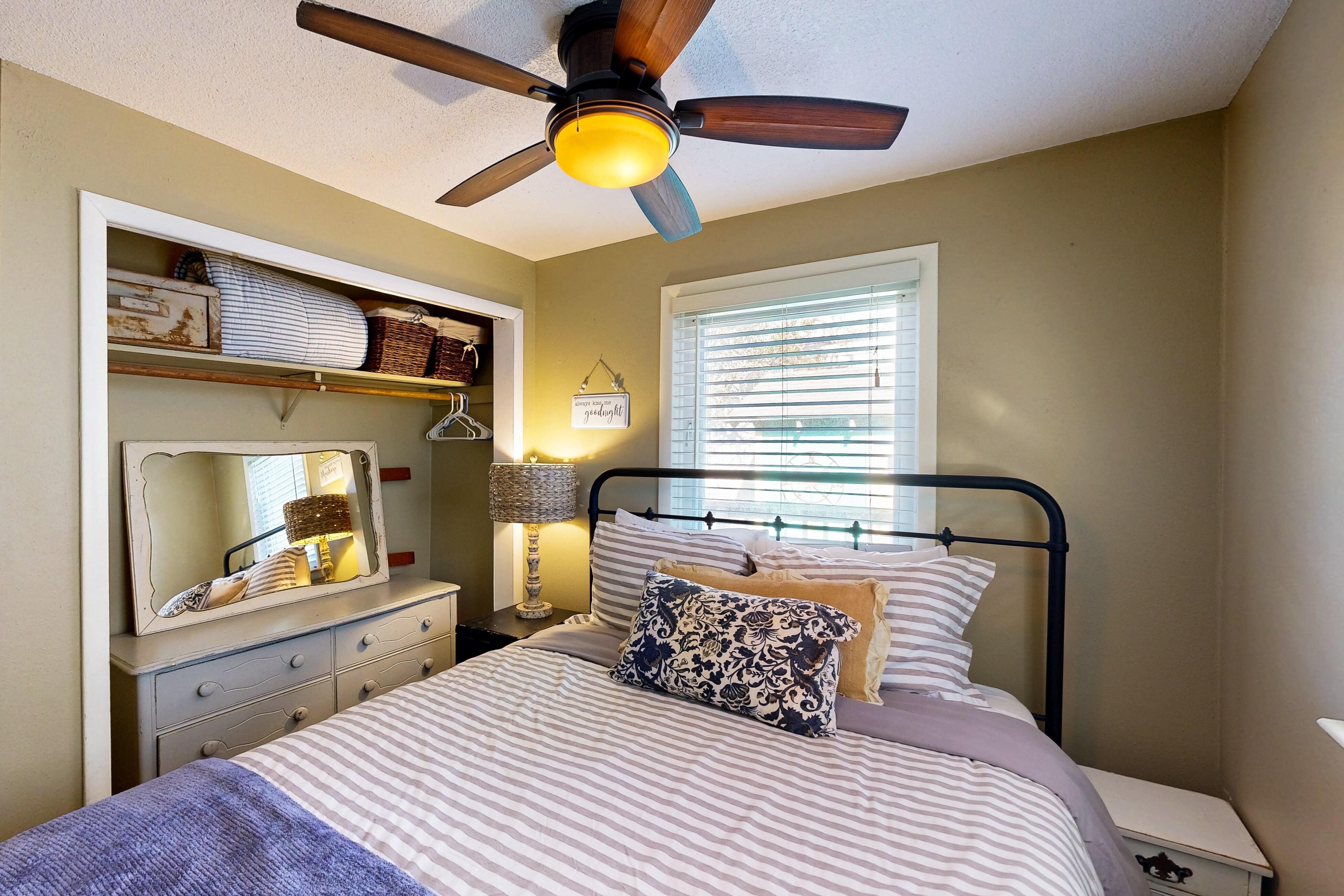 Quiet beach cottage with full kitchen & internet - prime central locale