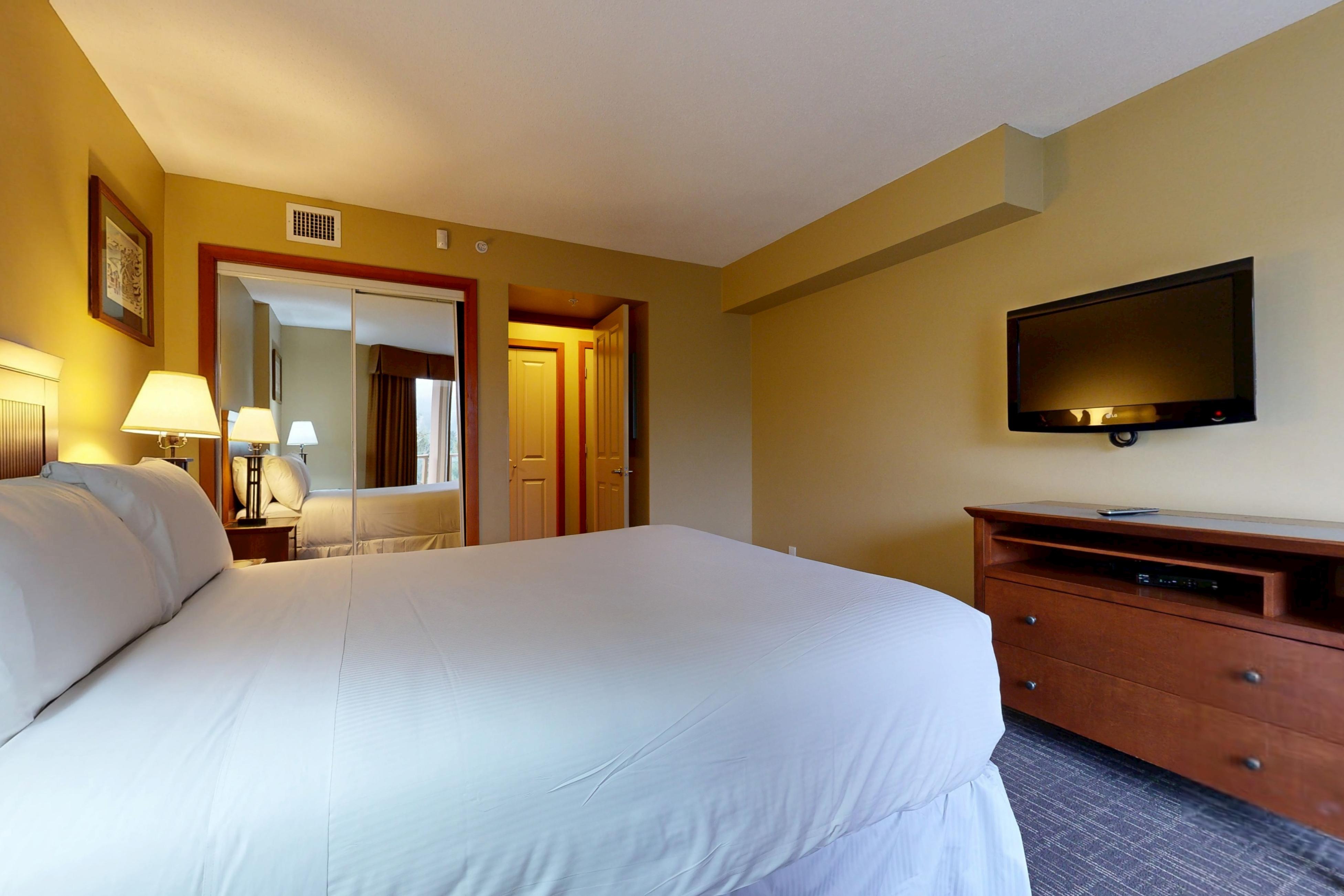 Beautiful and Peaceful Condo near Lakes and Shops