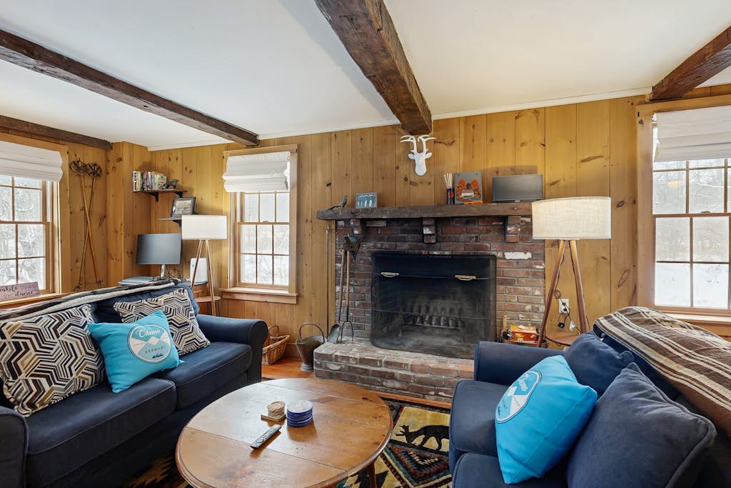 Riverfront dog-friendly house w/ fireplace, close to Killington & Okemo resorts